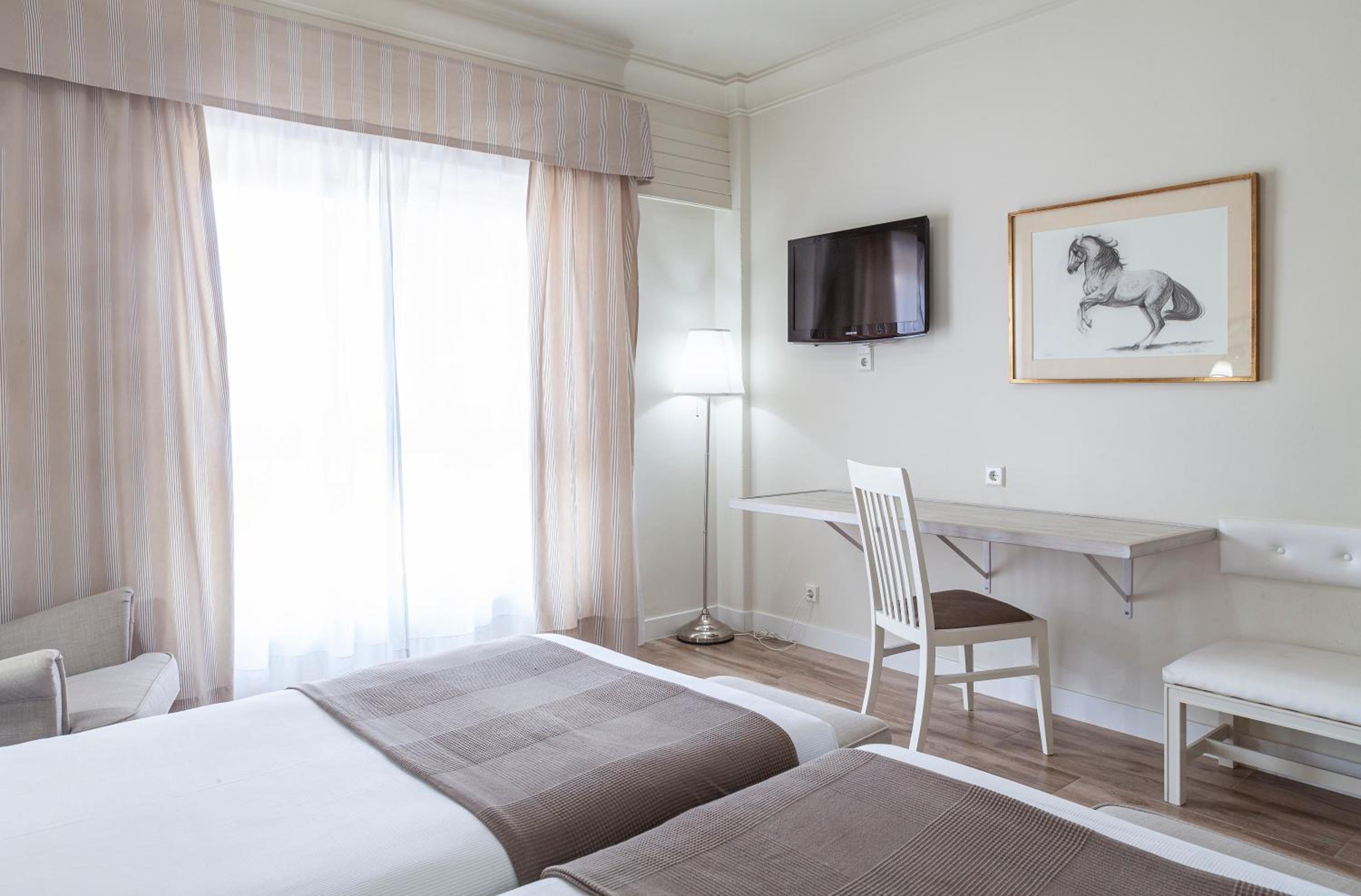 Standard Double or Twin Room - Photo 6