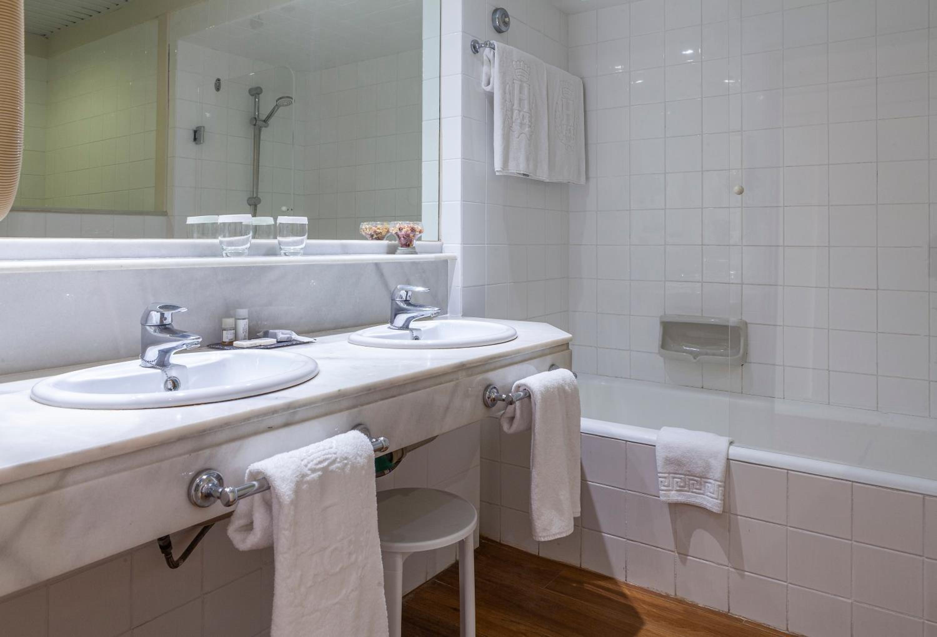 Standard Double or Twin Room - Photo 7
