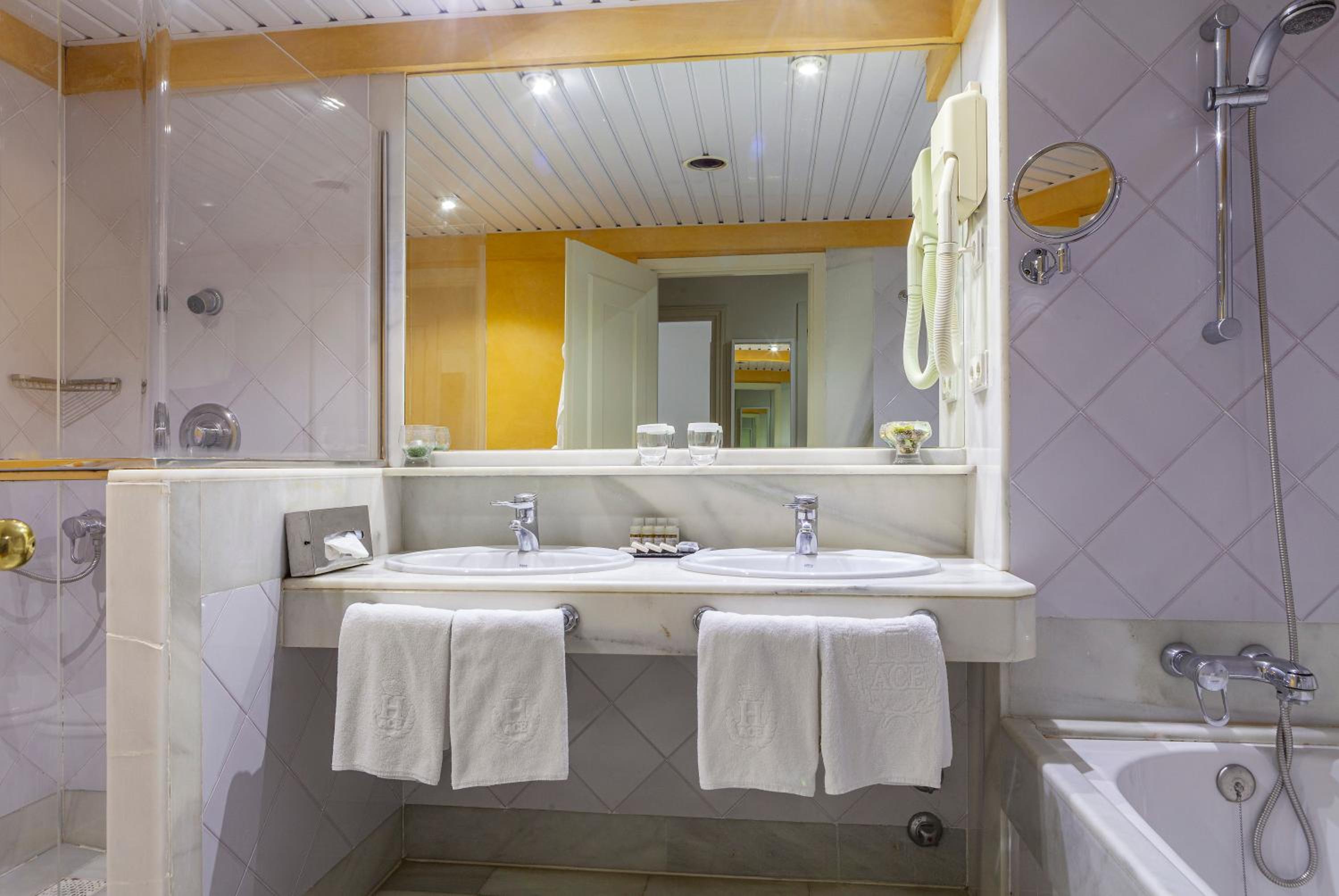 Superior Double Room - Photo 17