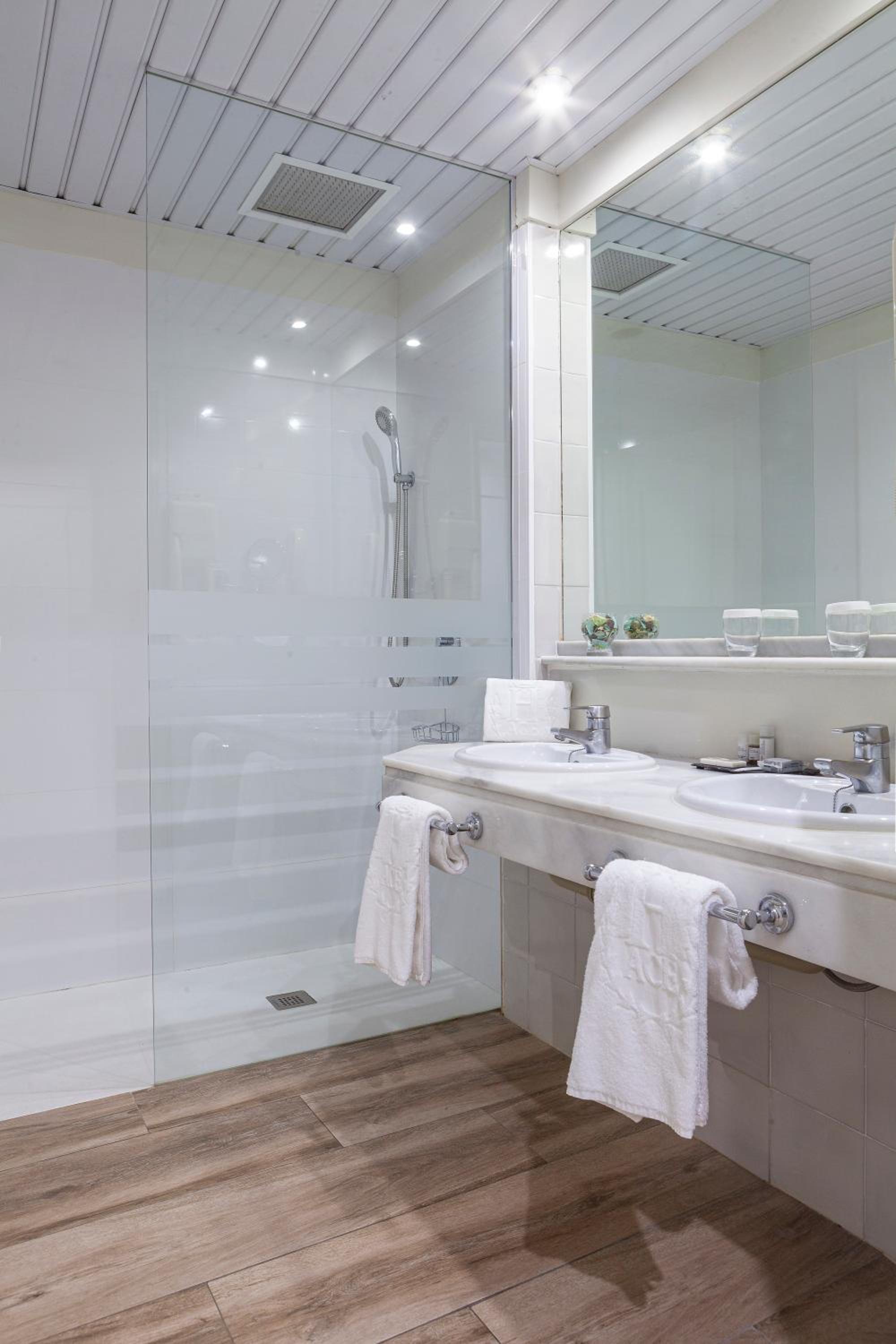 Standard Double or Twin Room - Photo 10