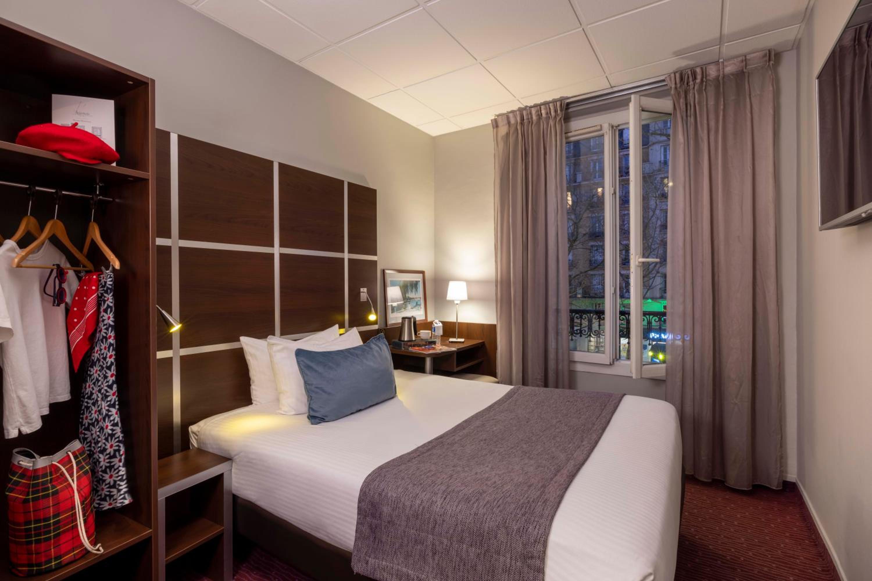 Classic Single Room with Street View