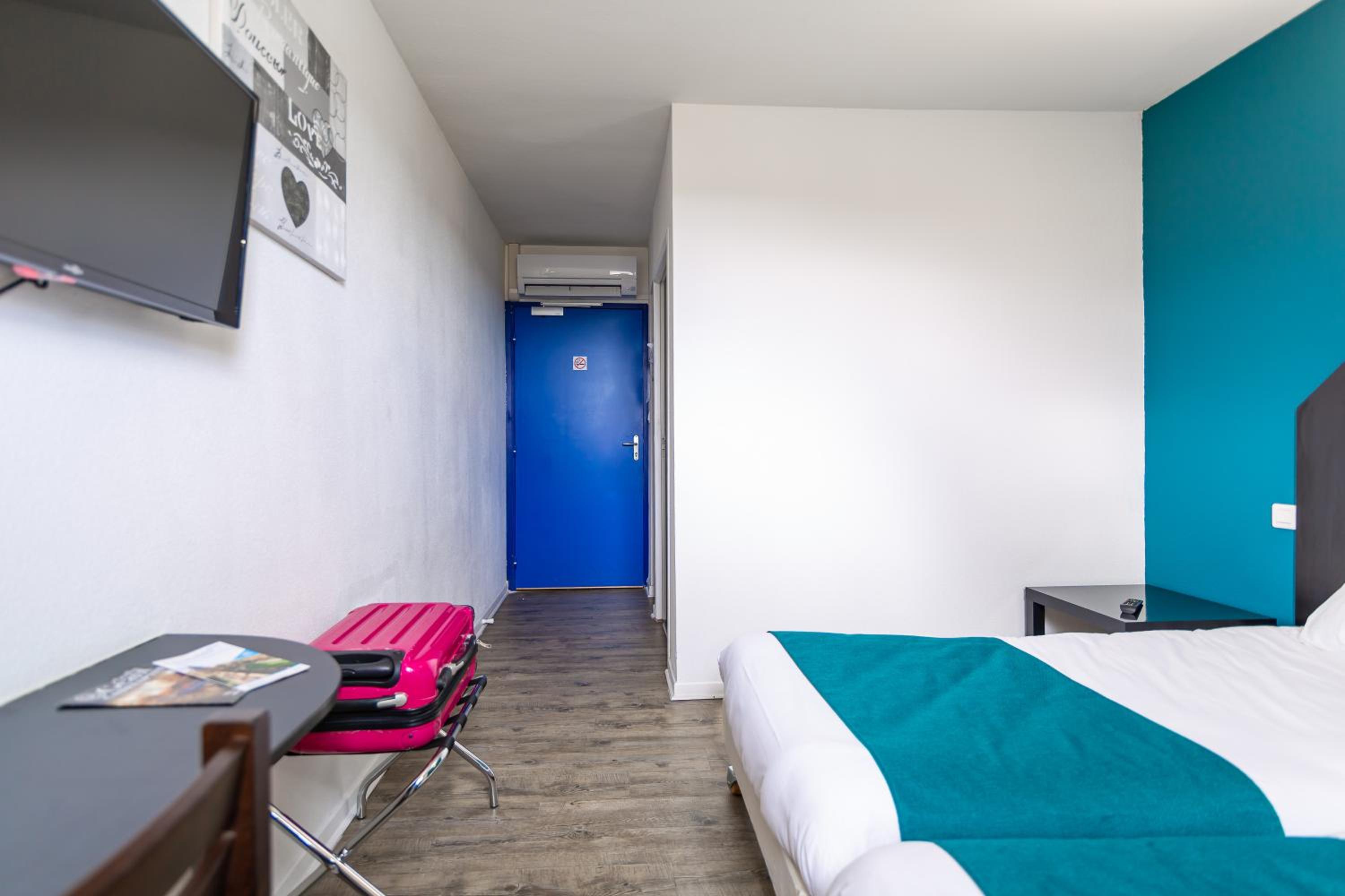 Twin Room with Air Conditioning - Photo 3