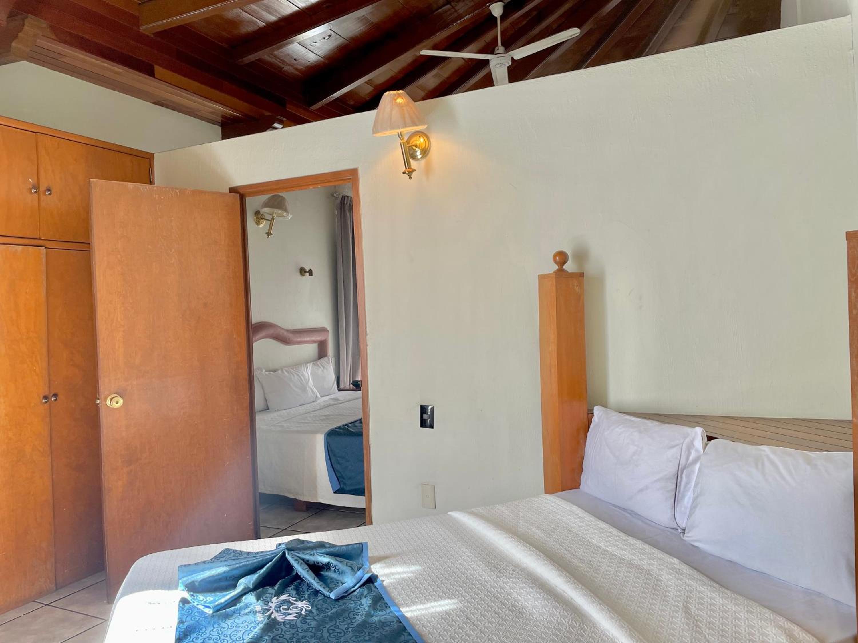 Queen Room with Two Queen Beds - Photo 3