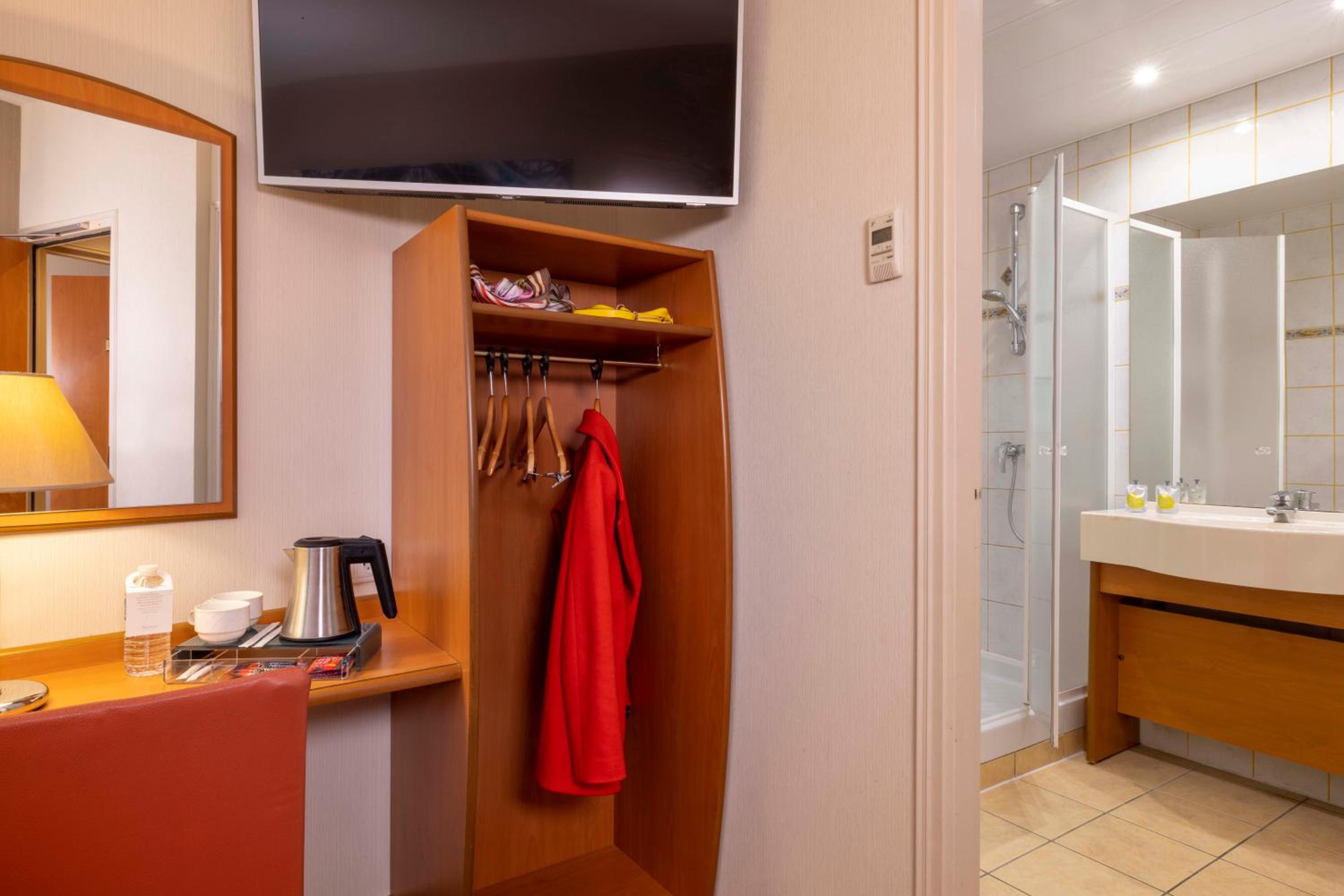 Connecting Room