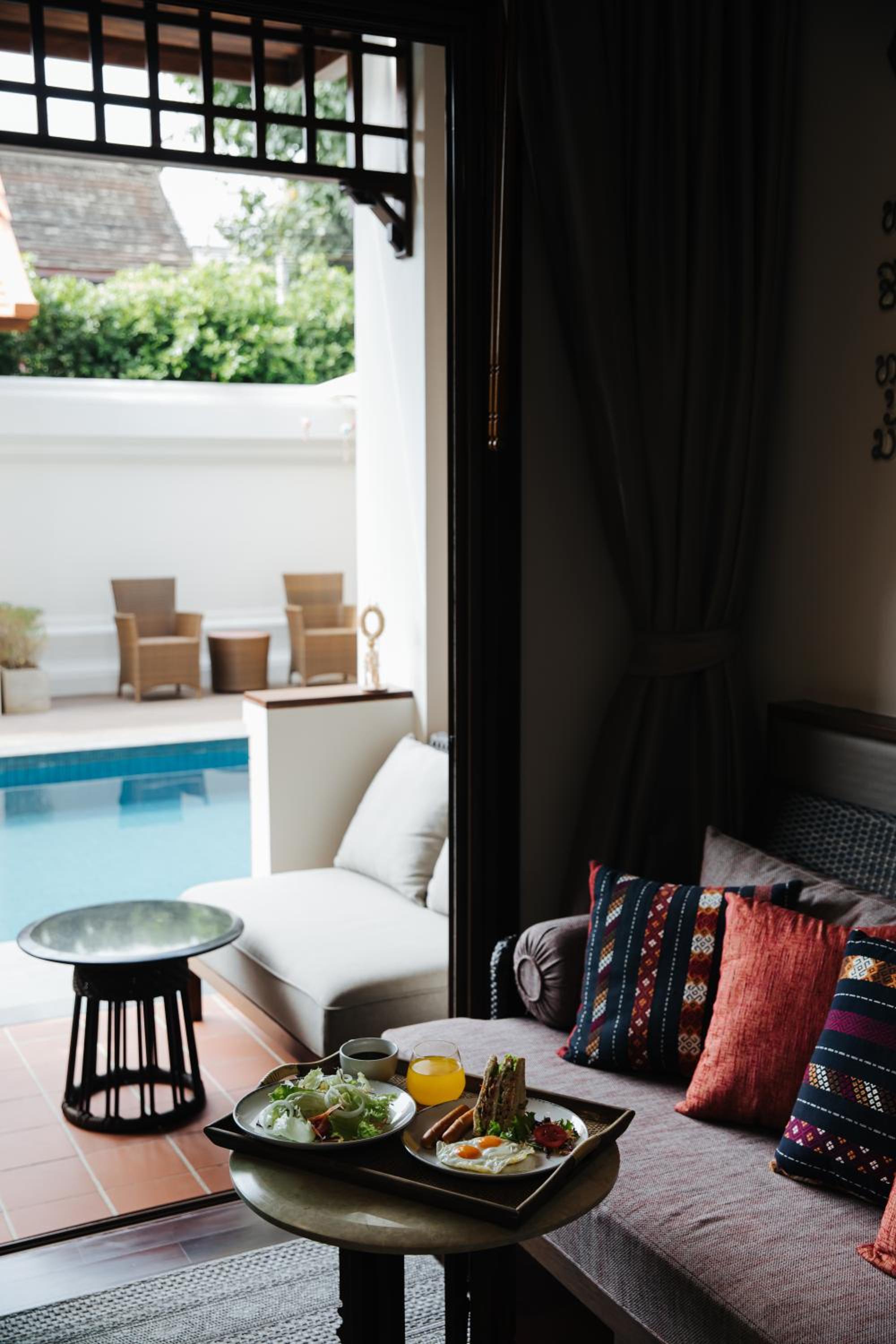 Luxury Room, 1 King Pool Access - Non Smoking - Photo 5