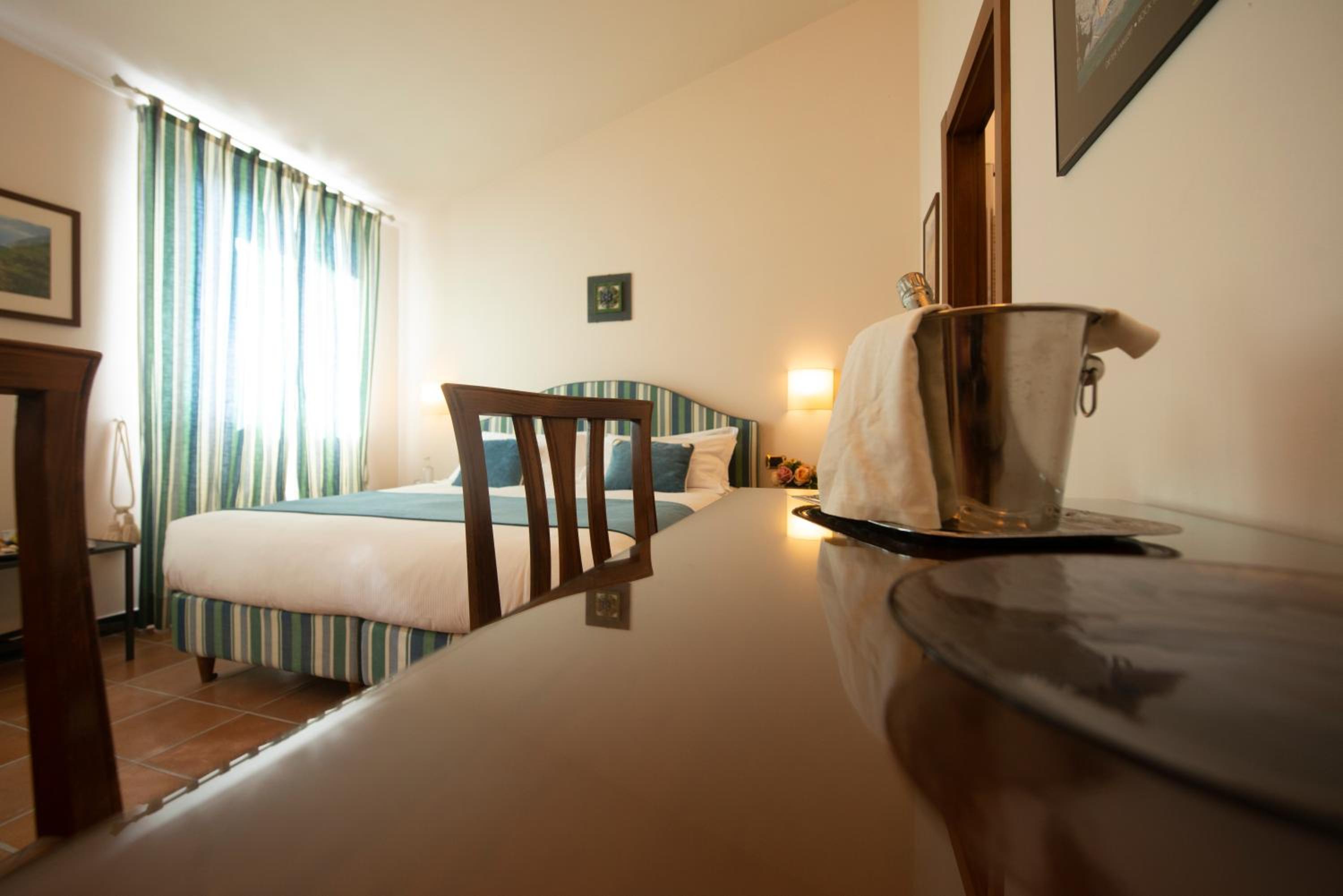 Deluxe Double Room with Sea View - Photo 2