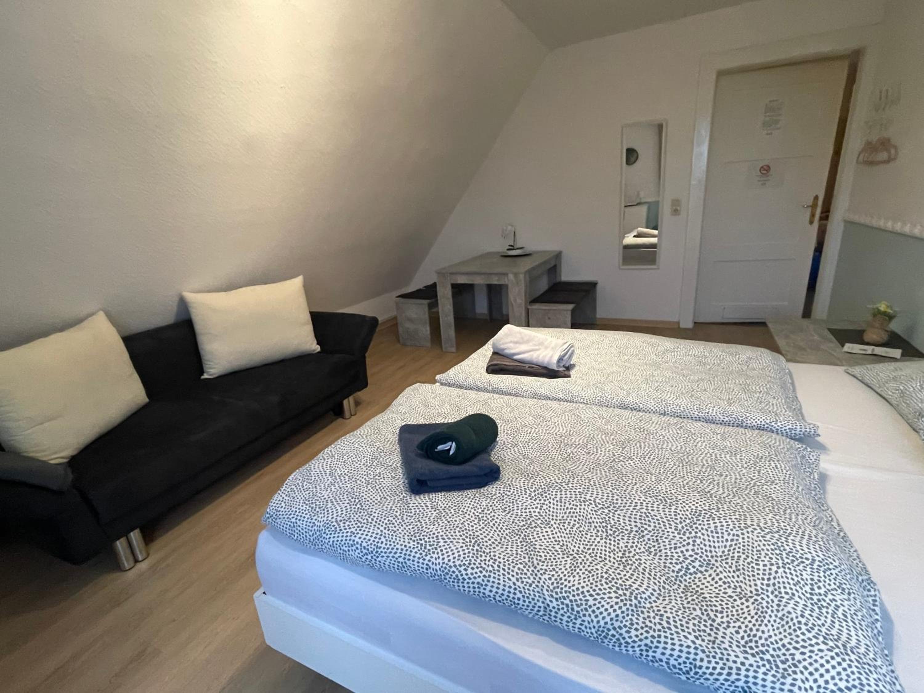 Double or Twin Room with Shared Bathroom photo 1