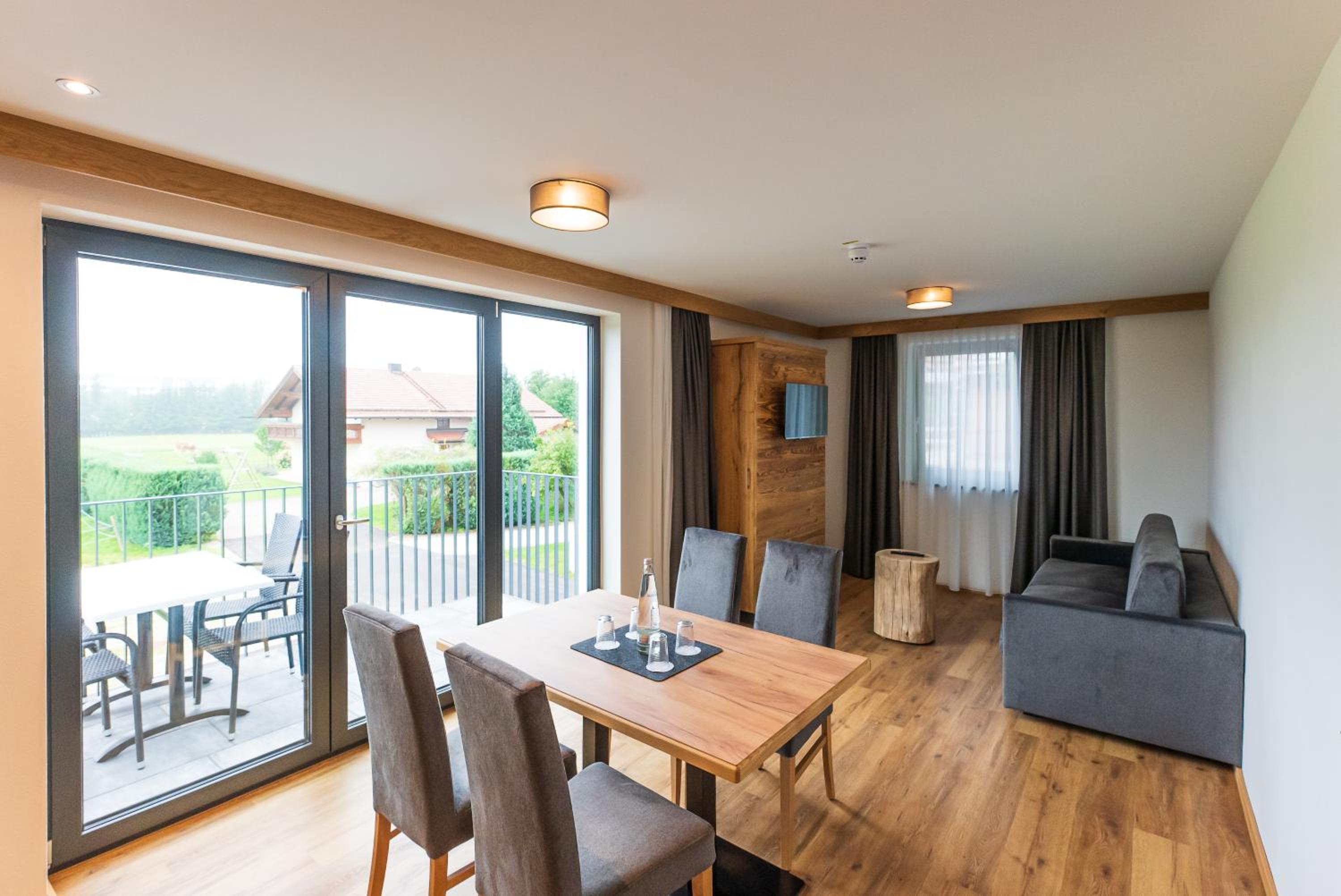 Apartment with Balcony - Photo 4
