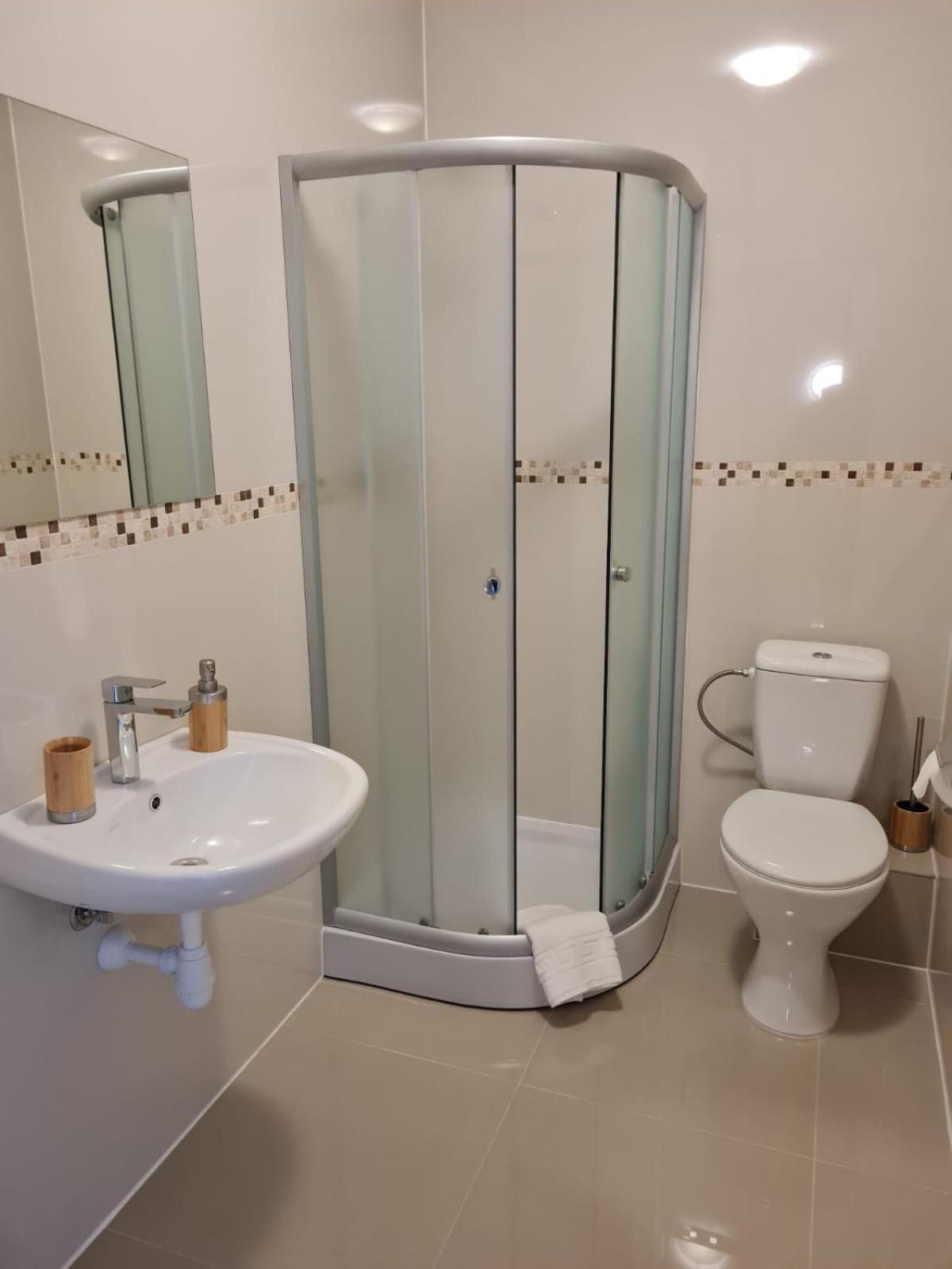 Twin Room with Shower - Photo 7