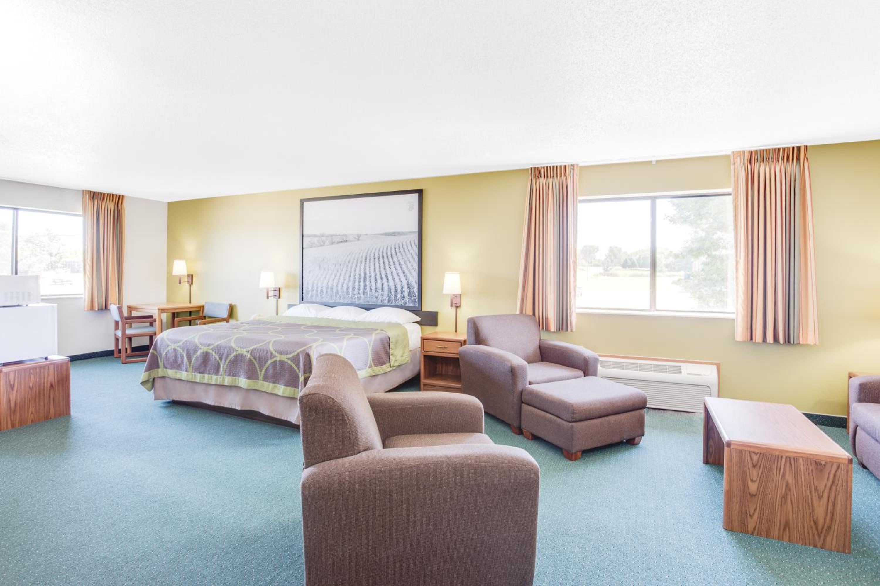 King Suite - Non-Smoking - Photo 5