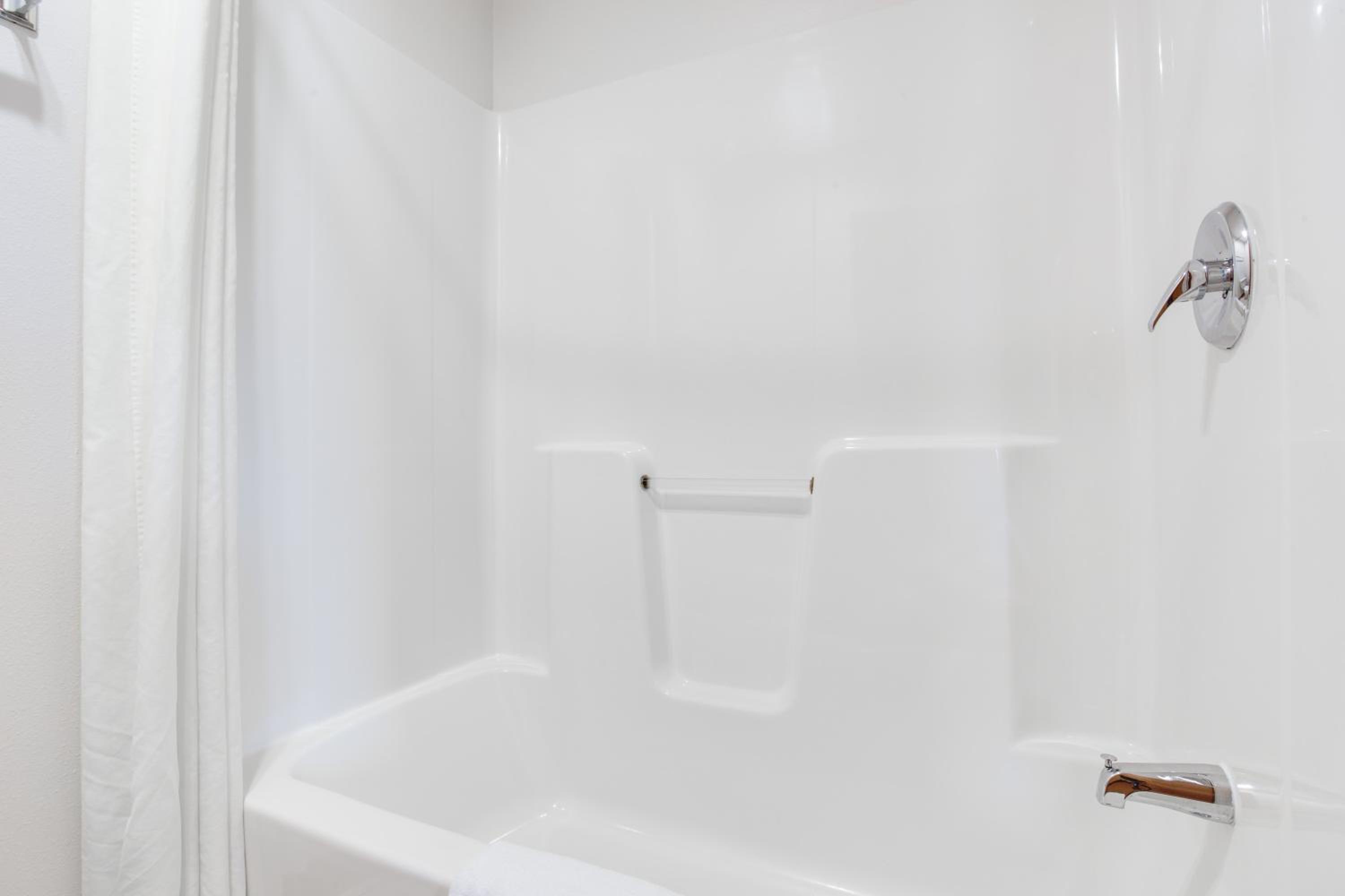 King Suite - Non-Smoking - Photo 2