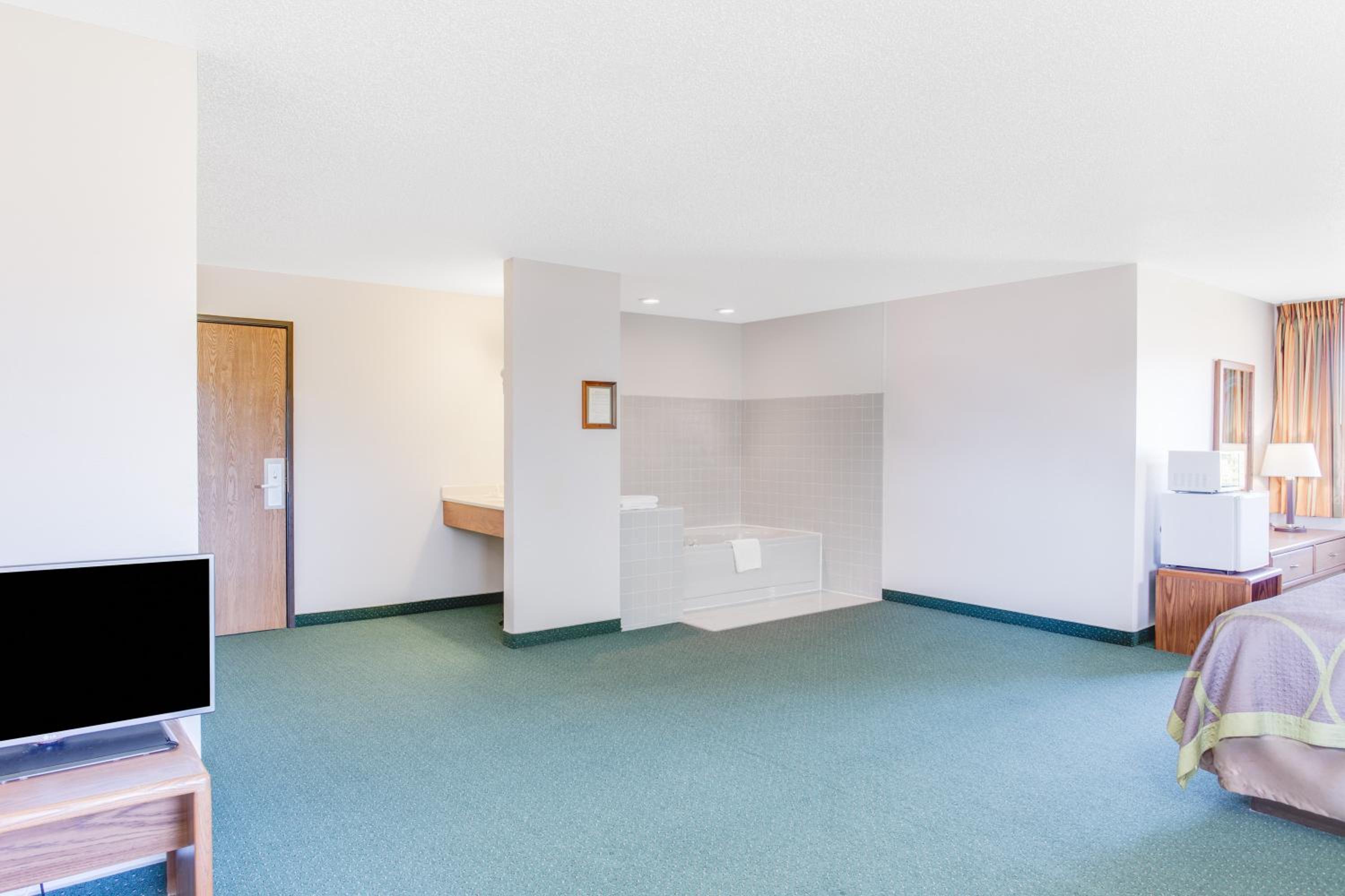 King Suite - Non-Smoking - Photo 4
