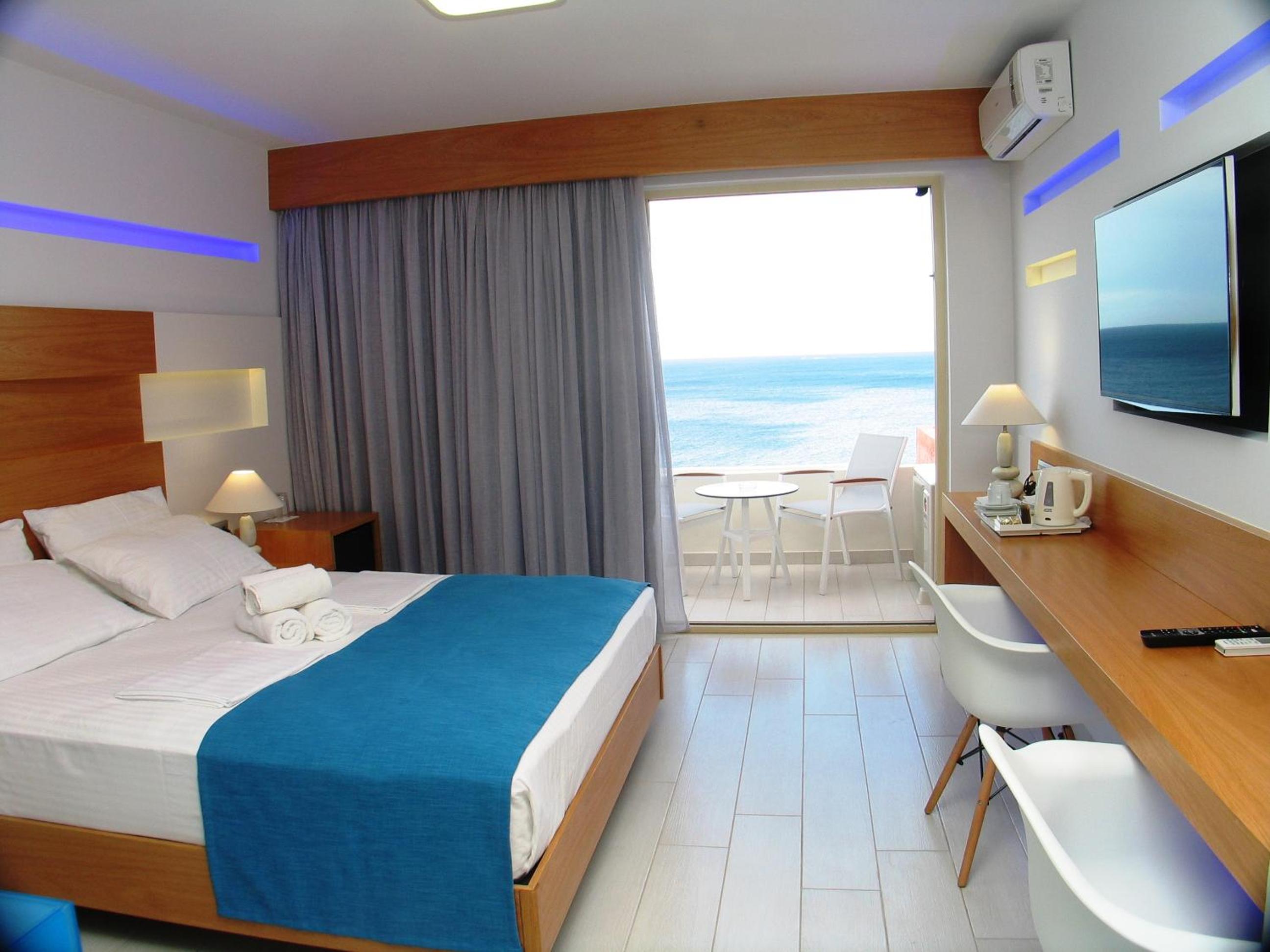 Deluxe Double Room with Sea View thumbnail 6