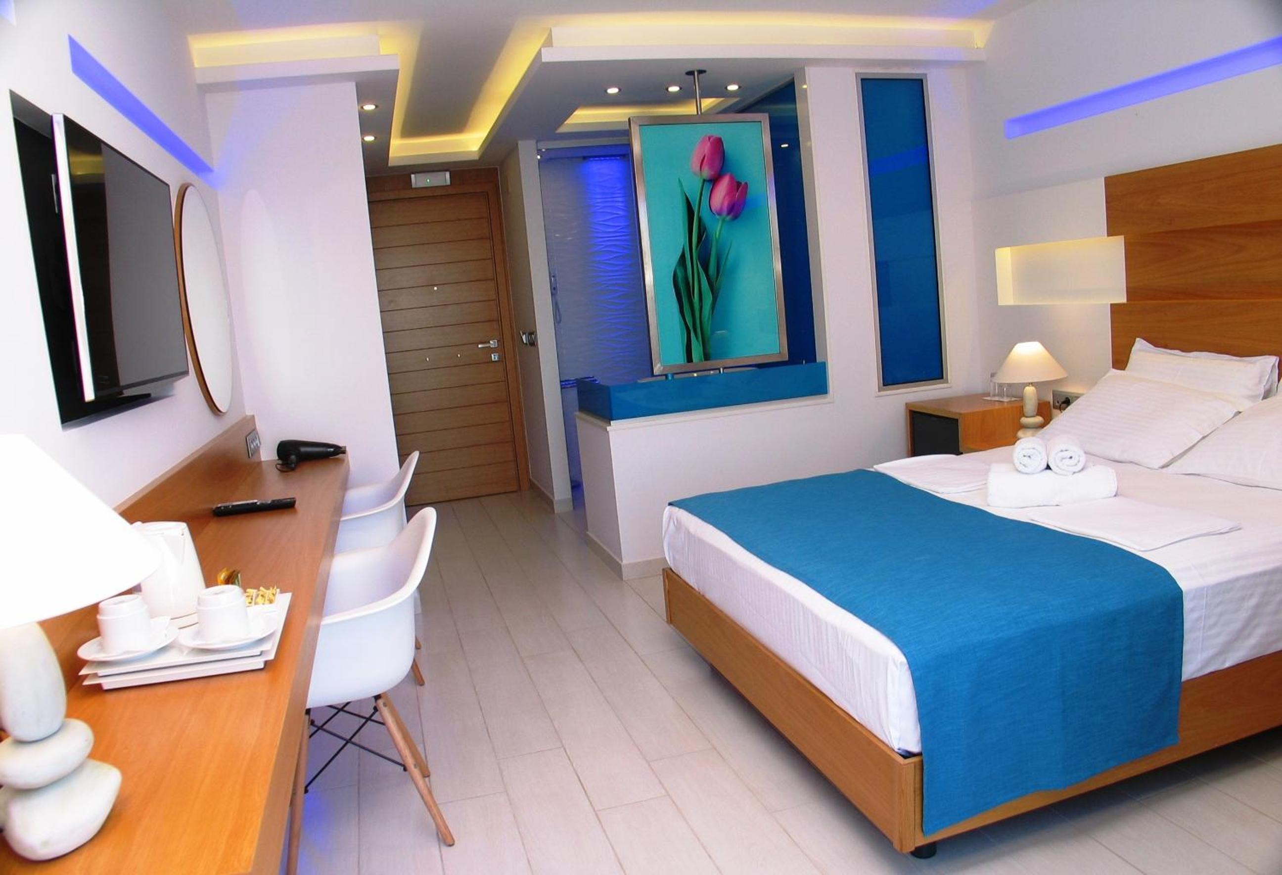 Deluxe Double Room with Sea View thumbnail 5