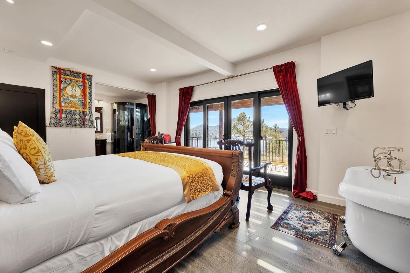 King Suite with Spa Bath - Photo 1