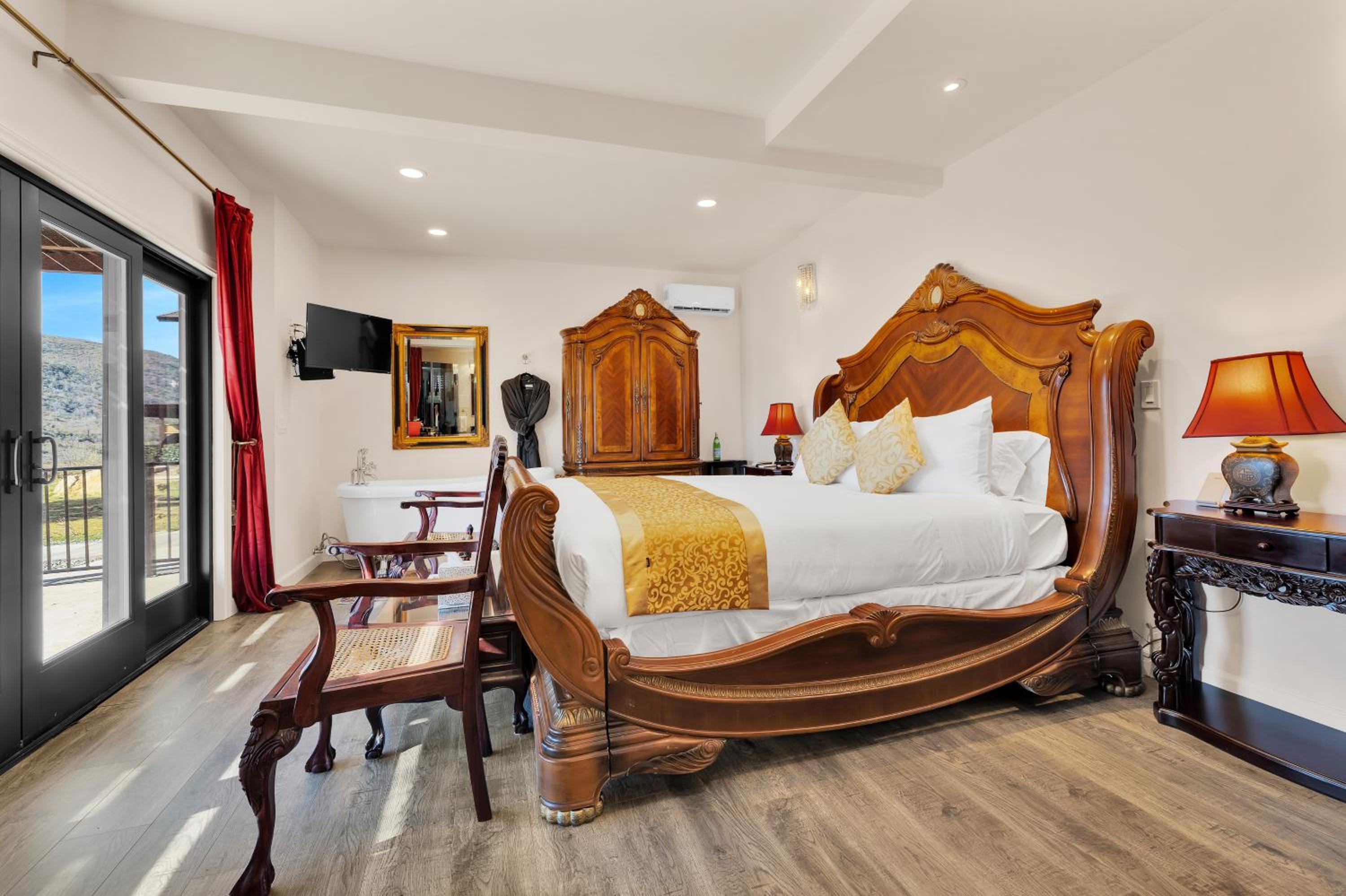 King Suite with Spa Bath - Photo 7