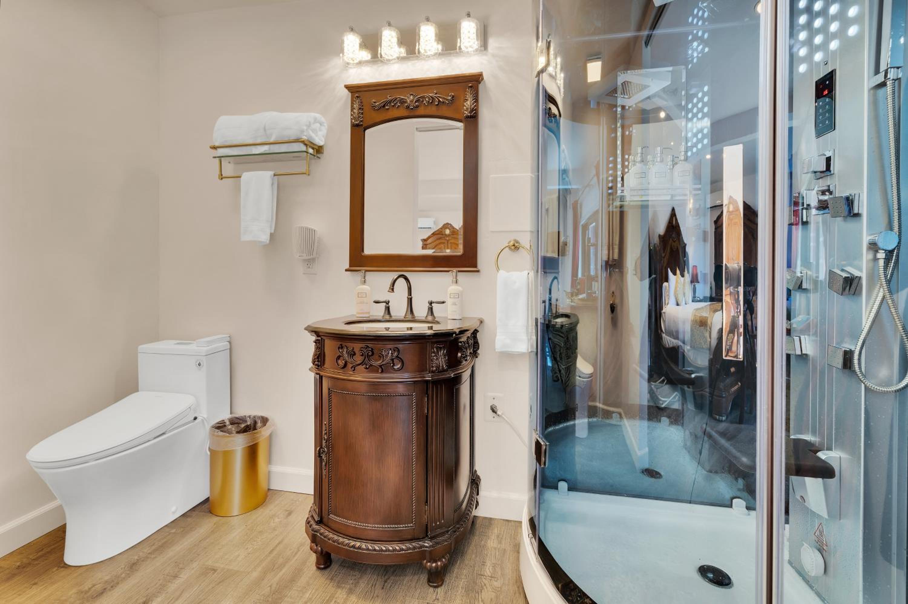 King Suite with Spa Bath - Photo 6