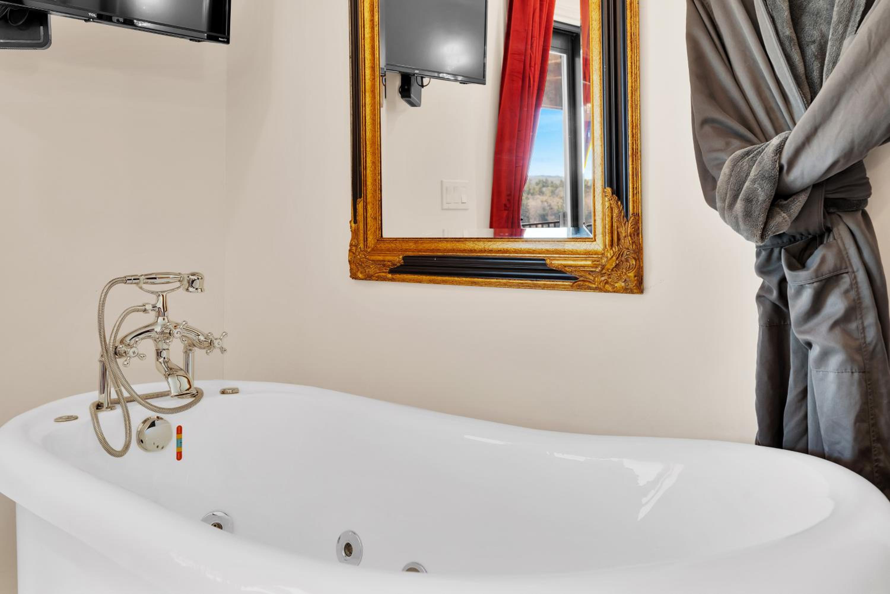 King Suite with Spa Bath - Photo 5