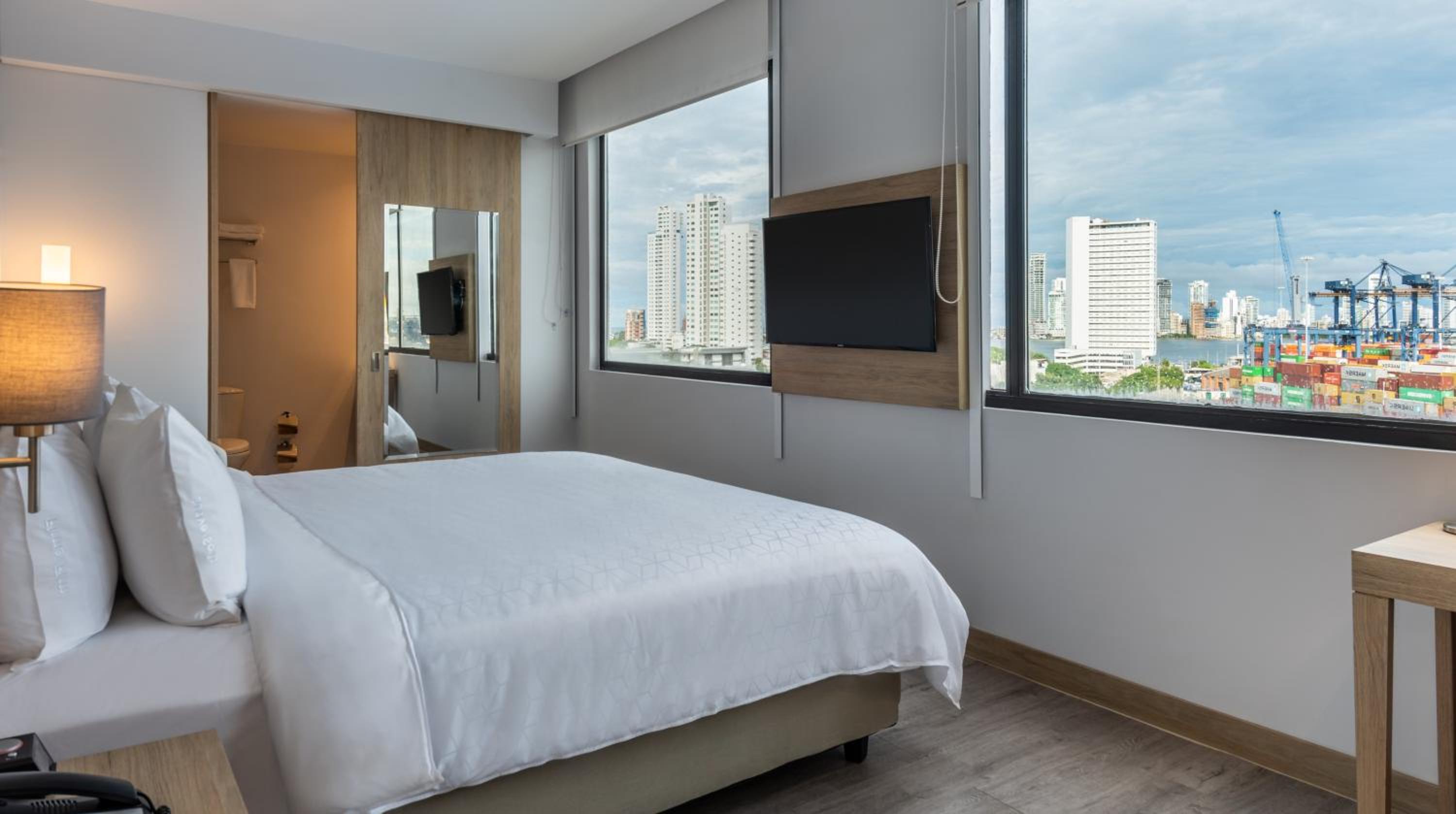 Standard King Room with City View