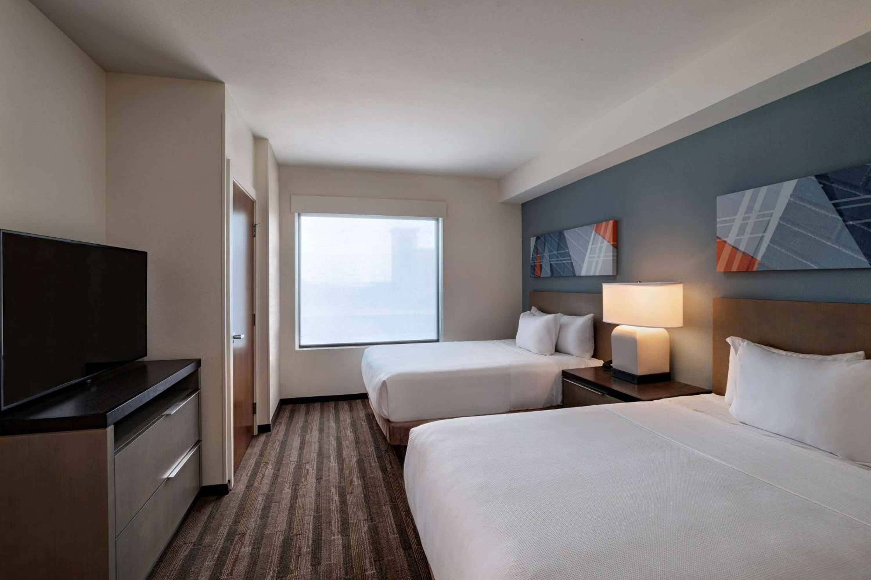 One-Bedroom Suite With Two Queen Beds With Kitchen And Sofa Bed - Photo 1