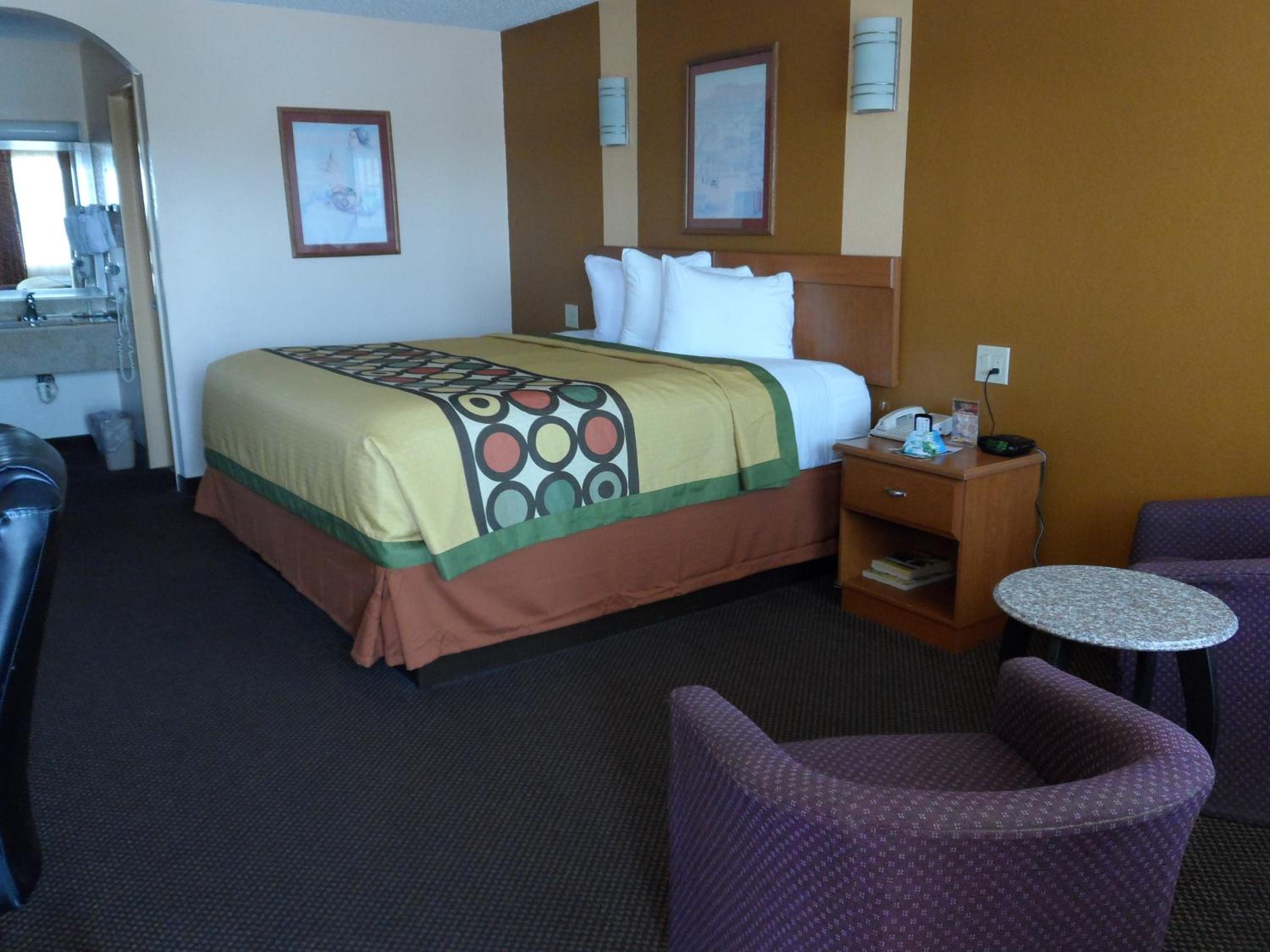 King Room - Non-Smoking - Photo 9