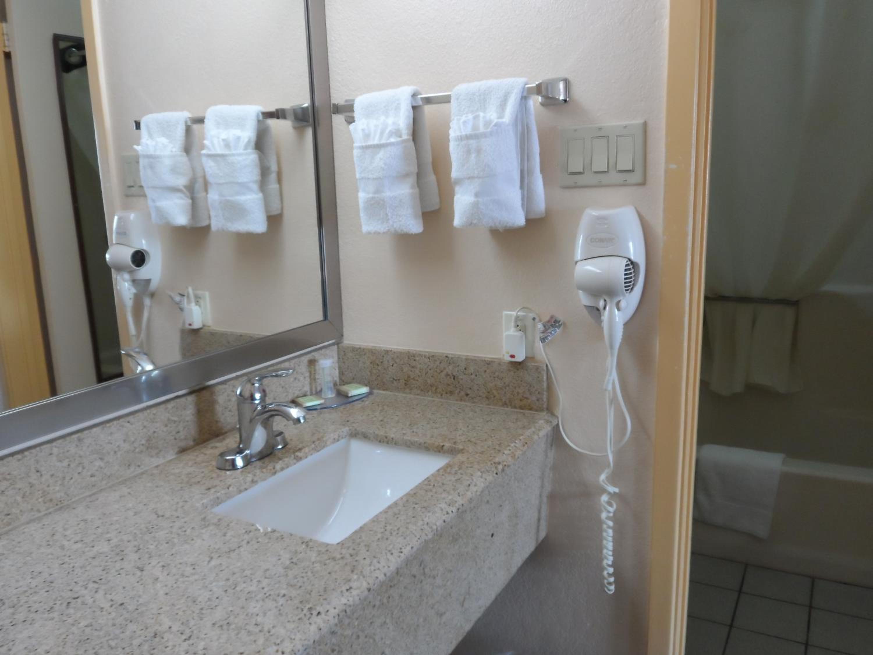 King Room - Non-Smoking - Photo 4
