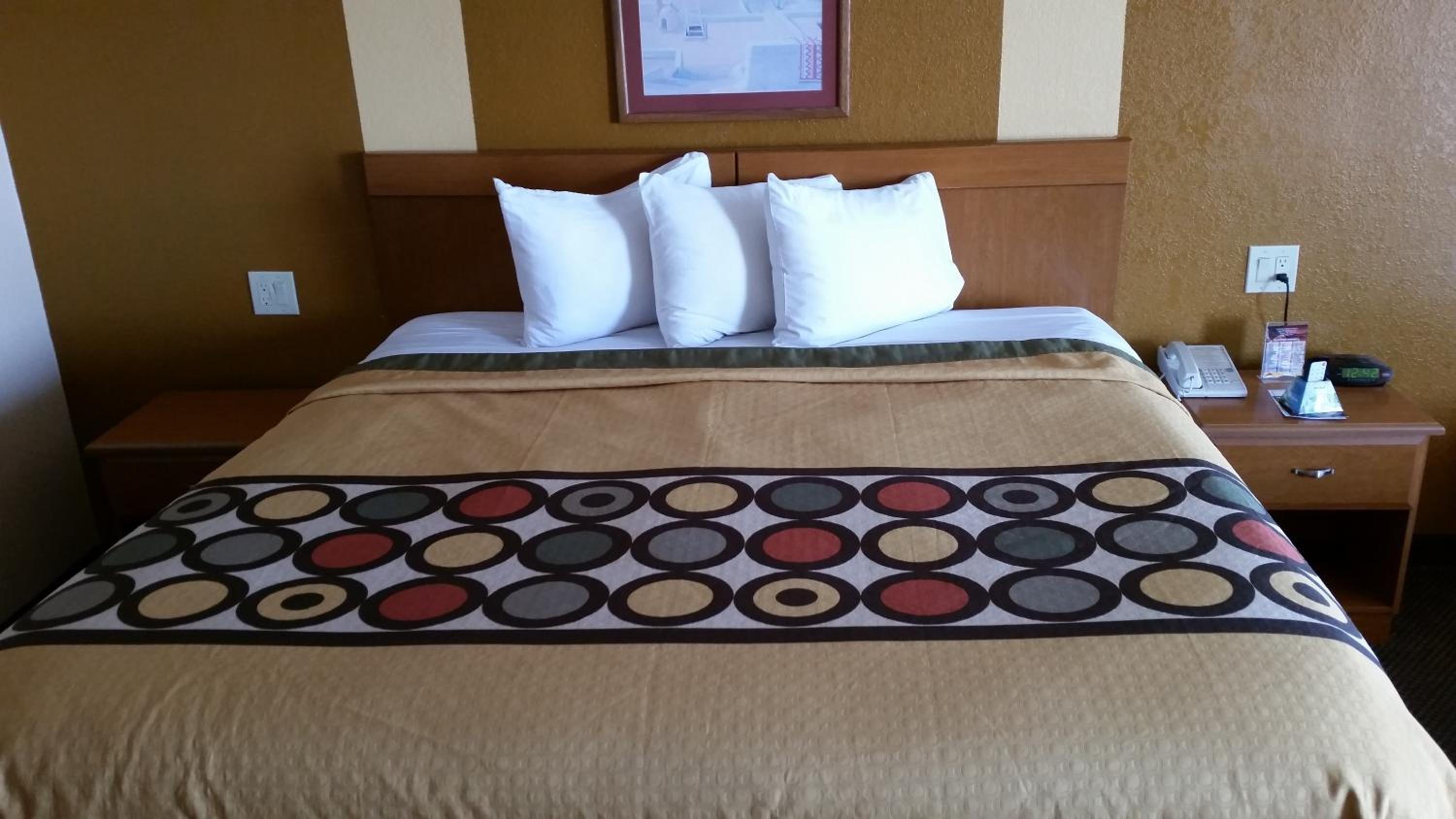 King Room - Non-Smoking - Photo 10