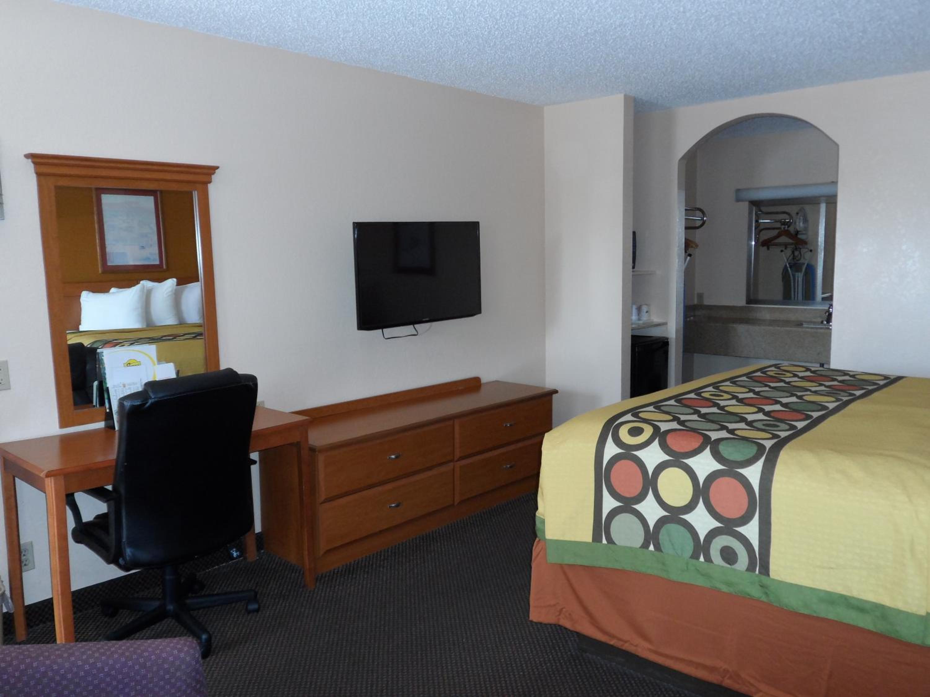 King Room - Non-Smoking - Photo 2