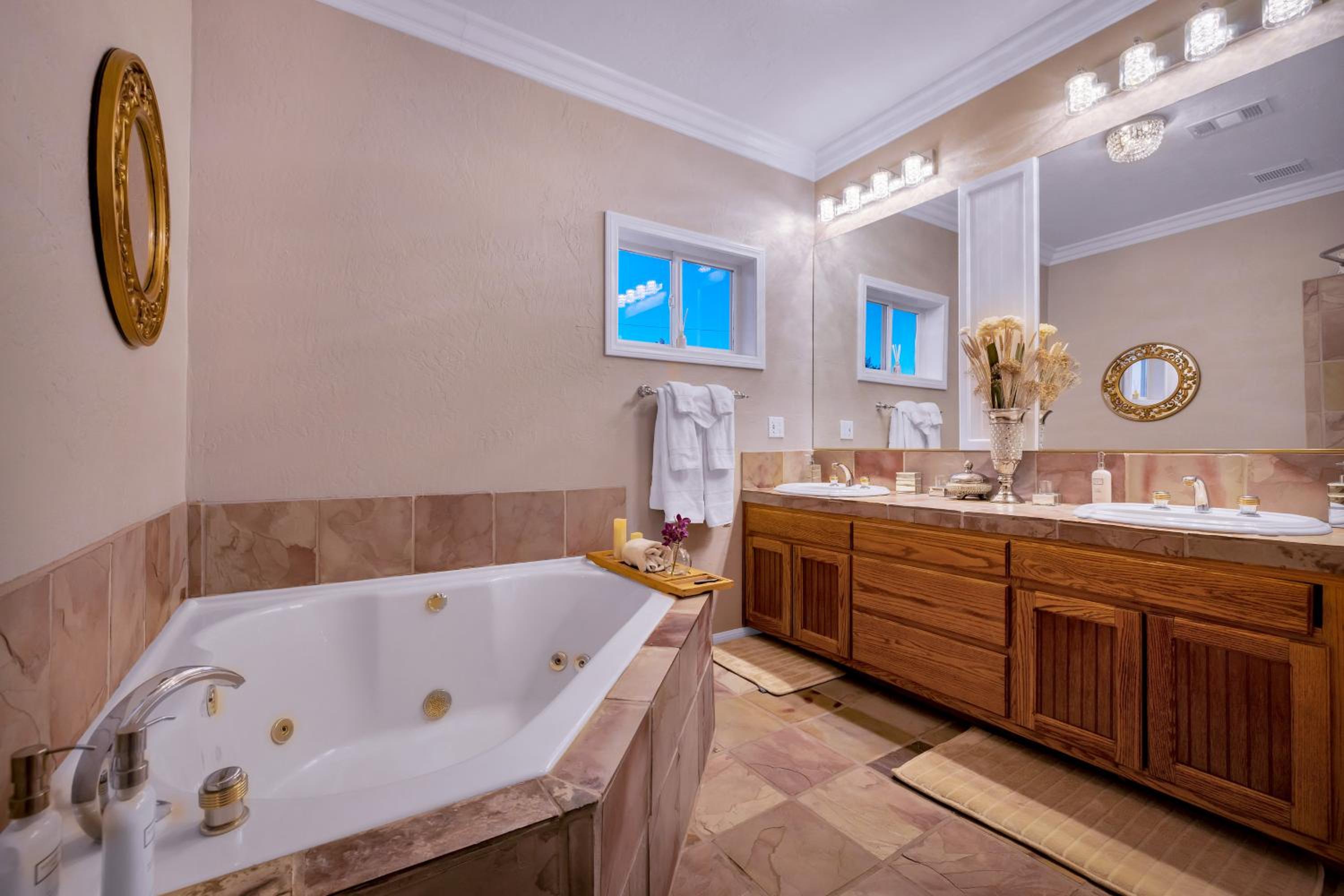 Queen Suite with Spa Bath photo 3