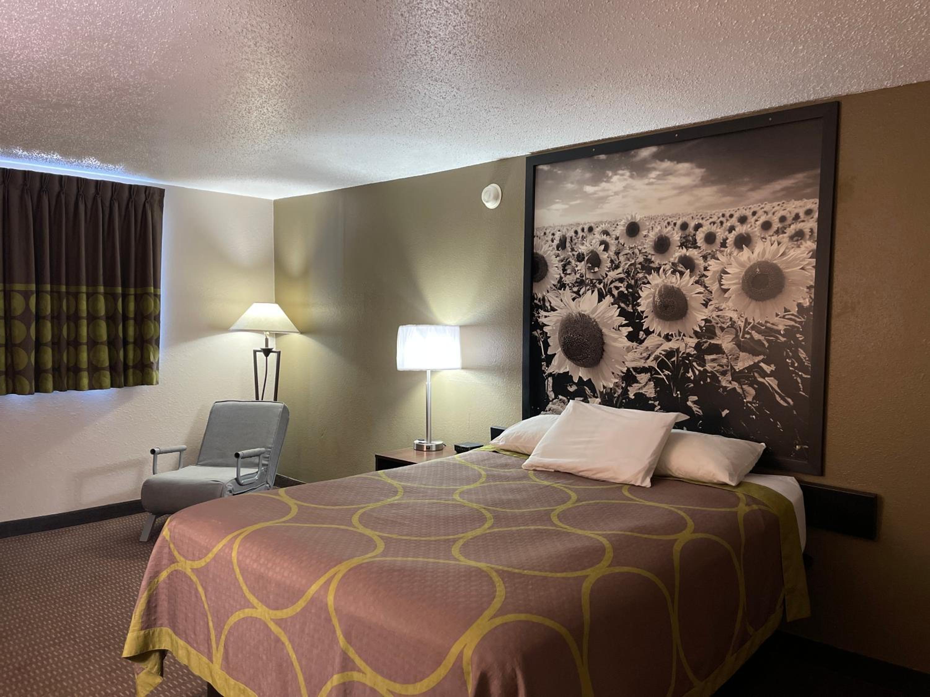 Queen Room - Non-Smoking - Photo 4