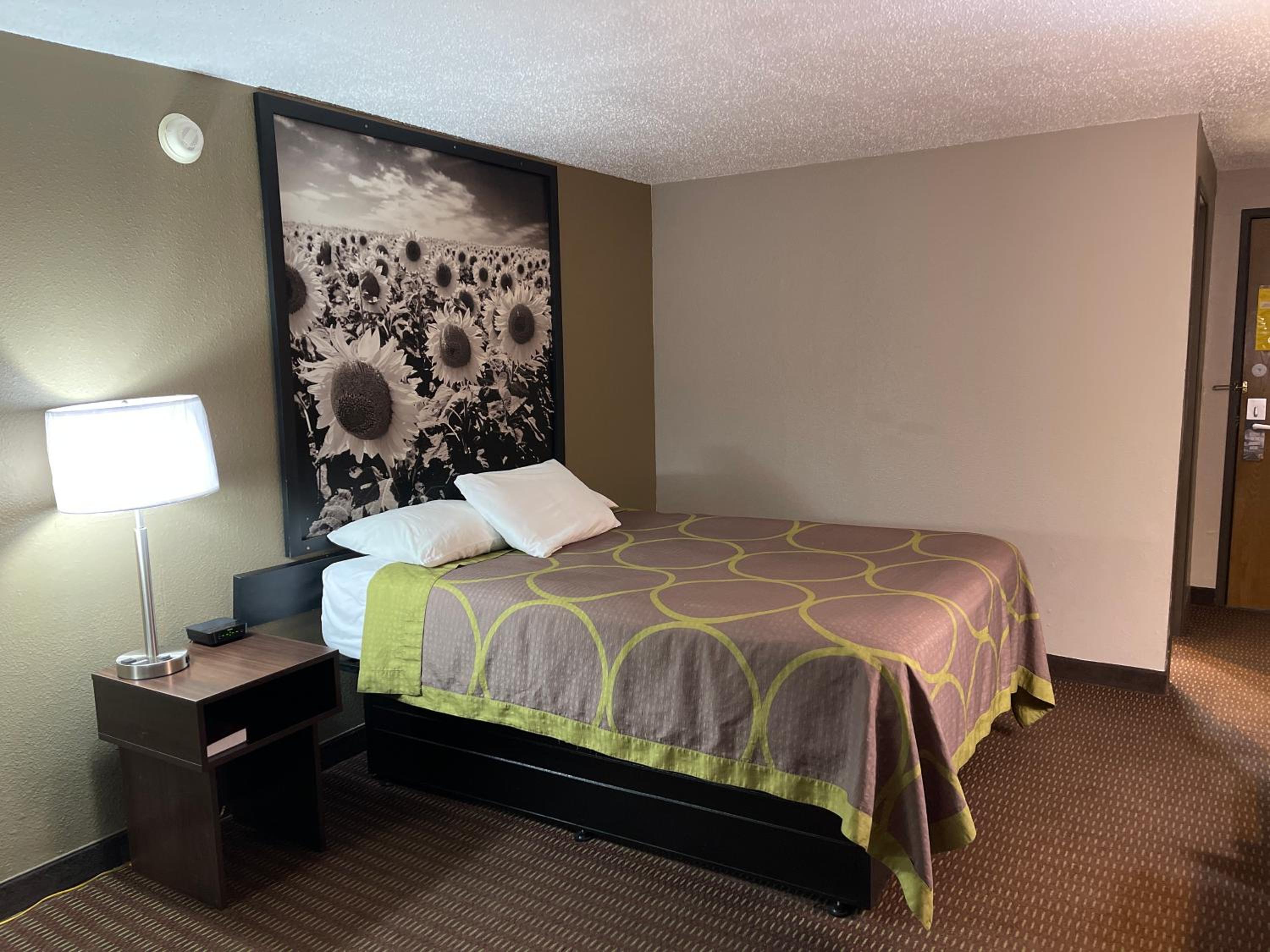 Queen Room - Non-Smoking - Photo 5