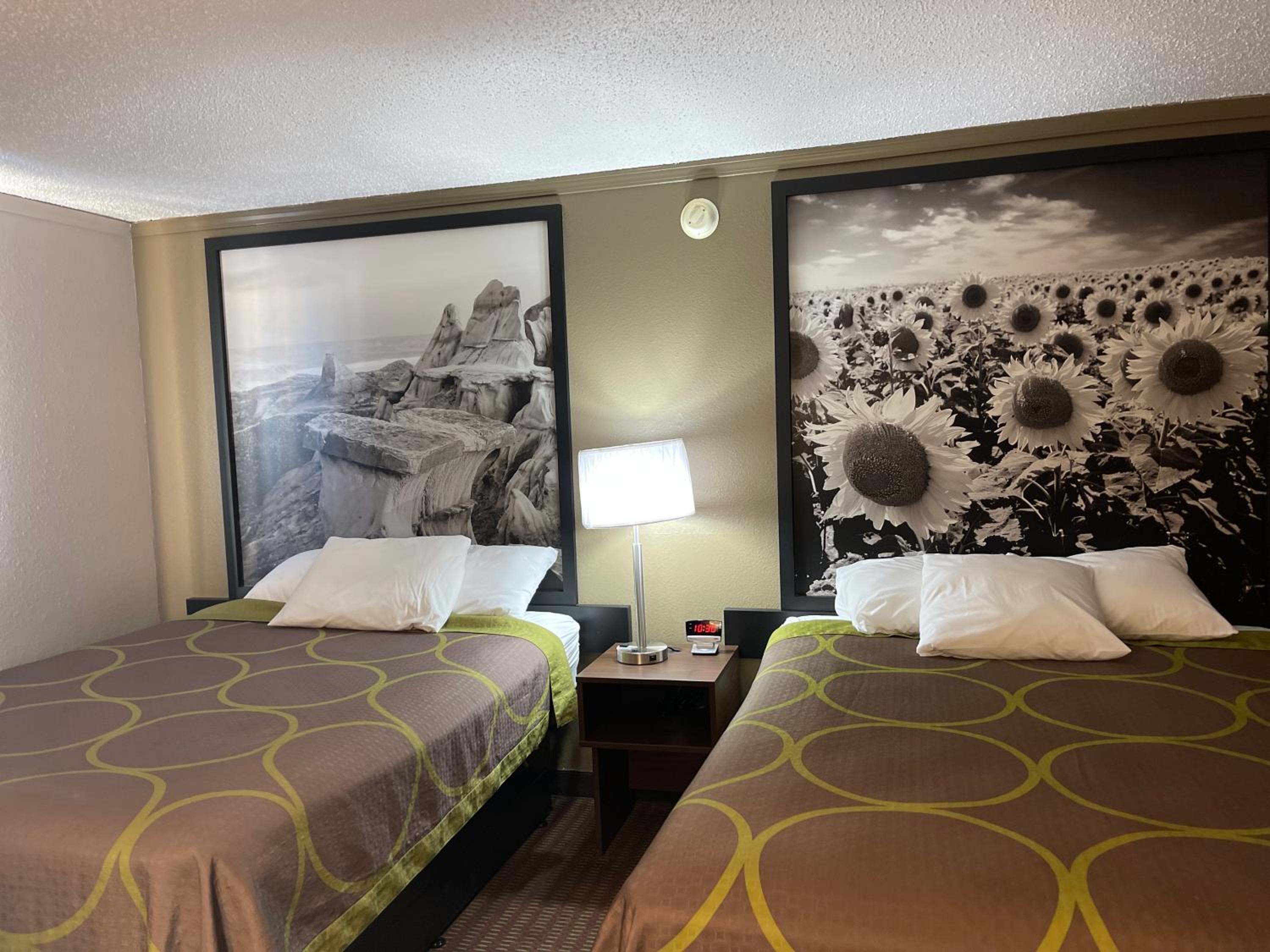Queen Room with Two Queen Beds - Non-Smoking - Photo 8