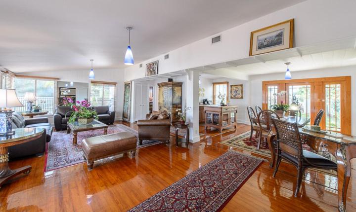 Queen Suite with Pool View