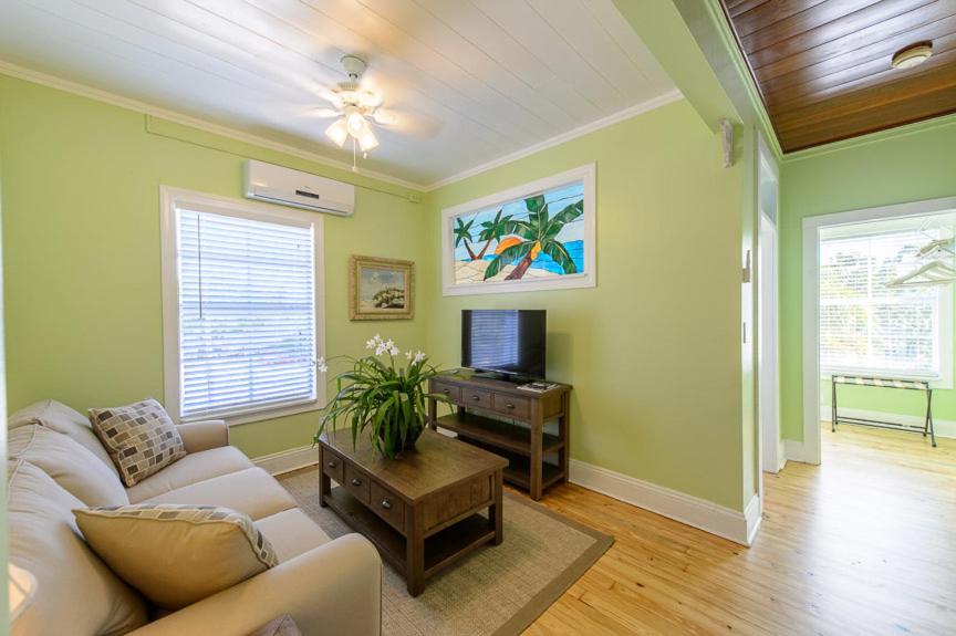 Deluxe Queen Suite