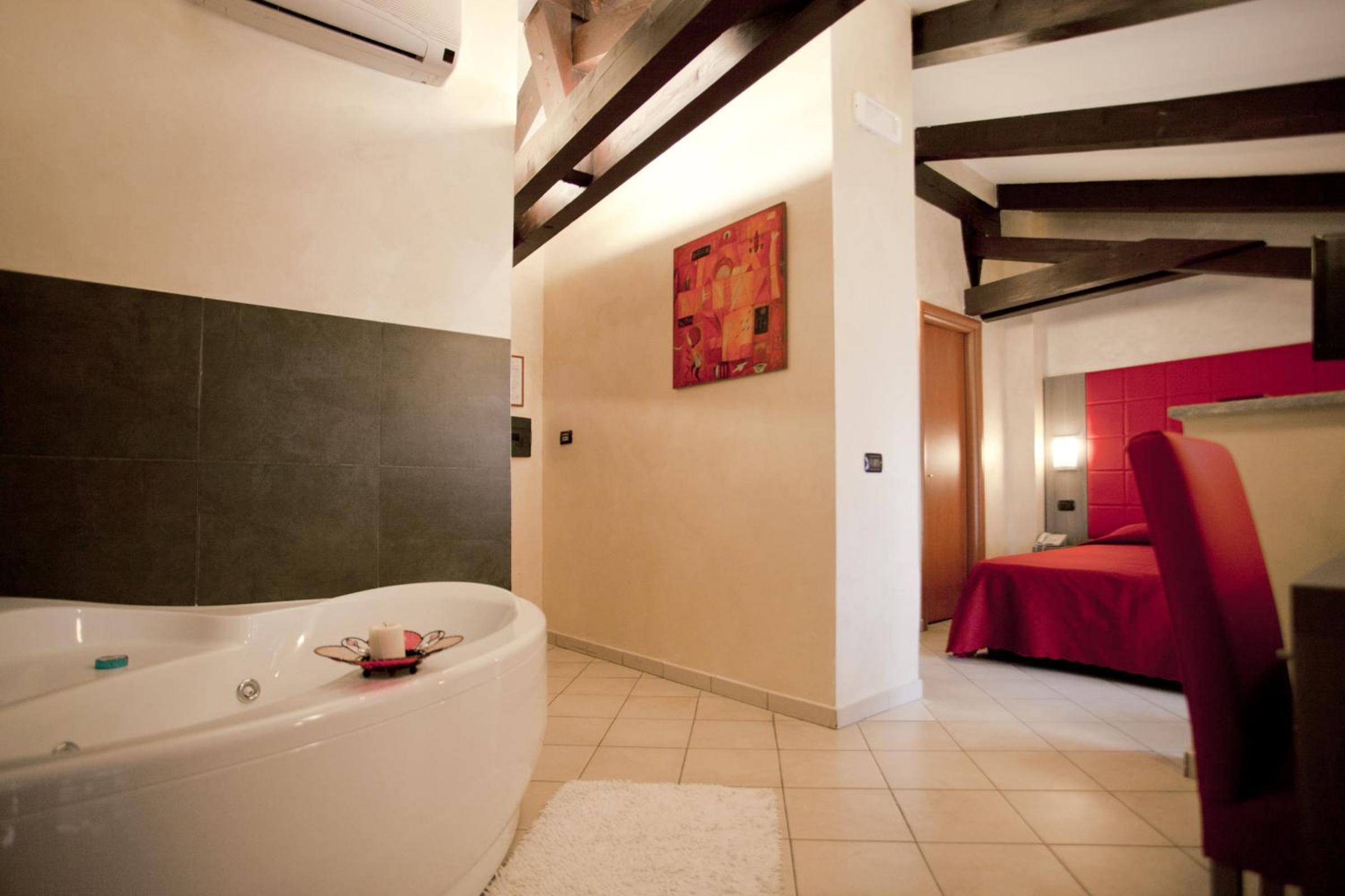 Deluxe Double Room - Photo 11