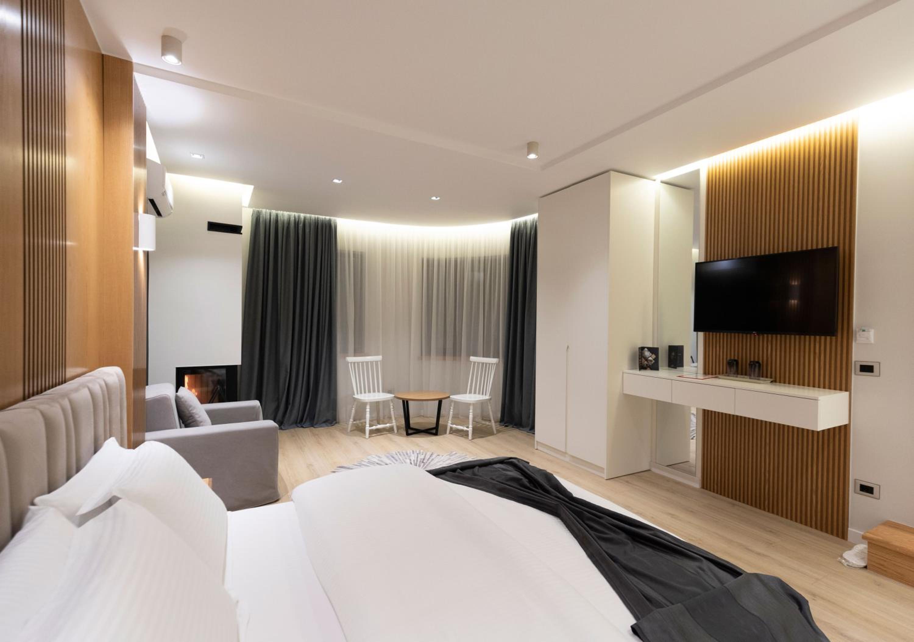 Suite with Mountain View