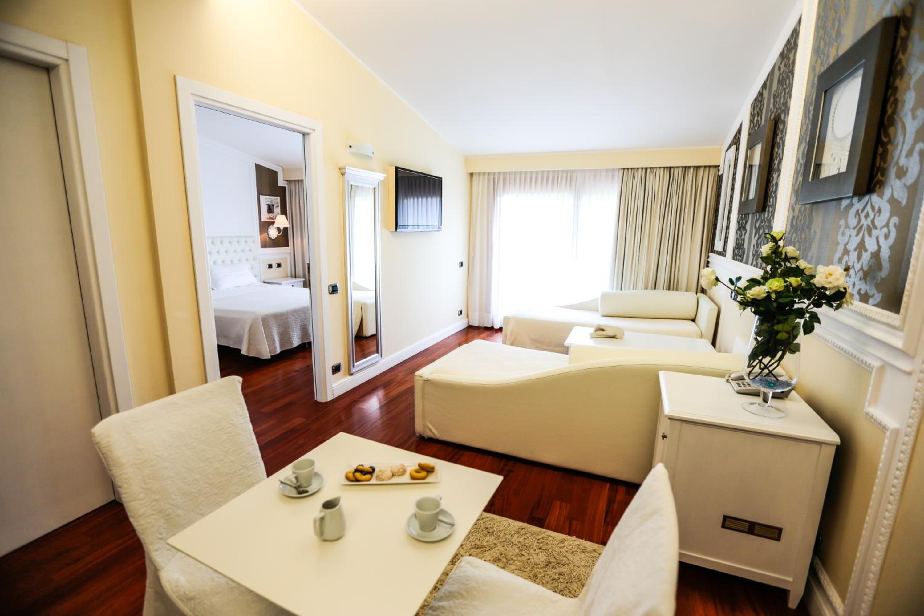 Suite with Spa Bath - Photo 10