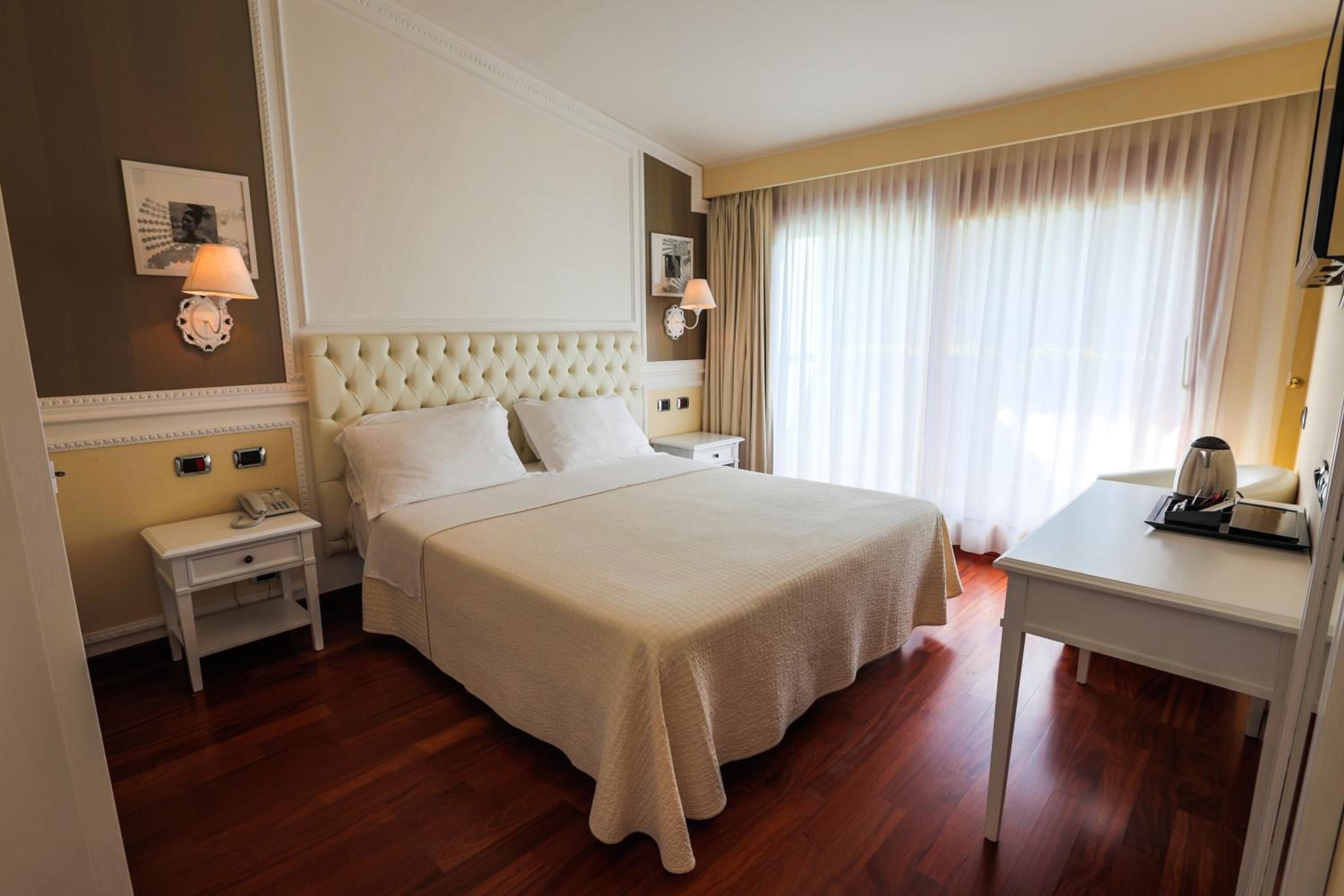 Suite with Spa Bath - Photo 1