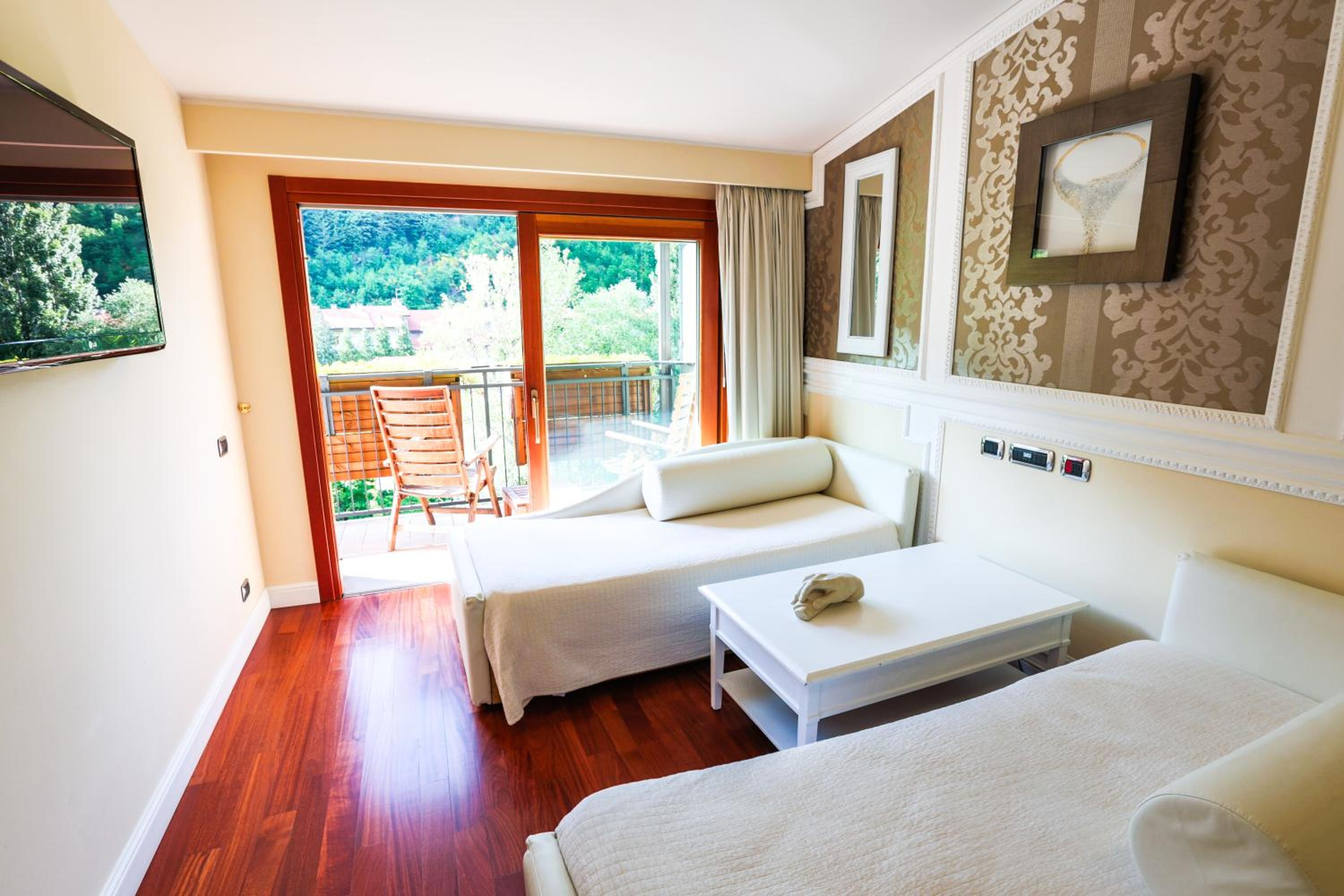 Suite with Spa Bath - Photo 11