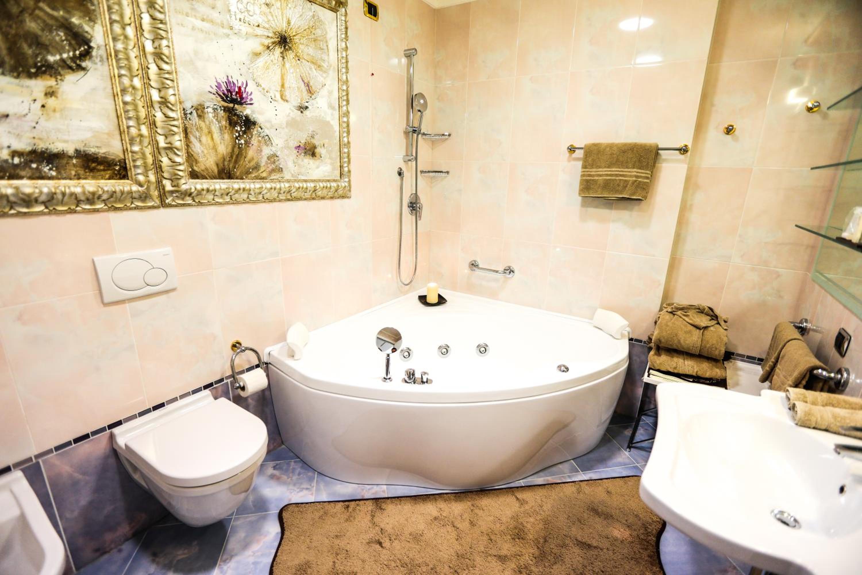 Suite with Spa Bath - Photo 7