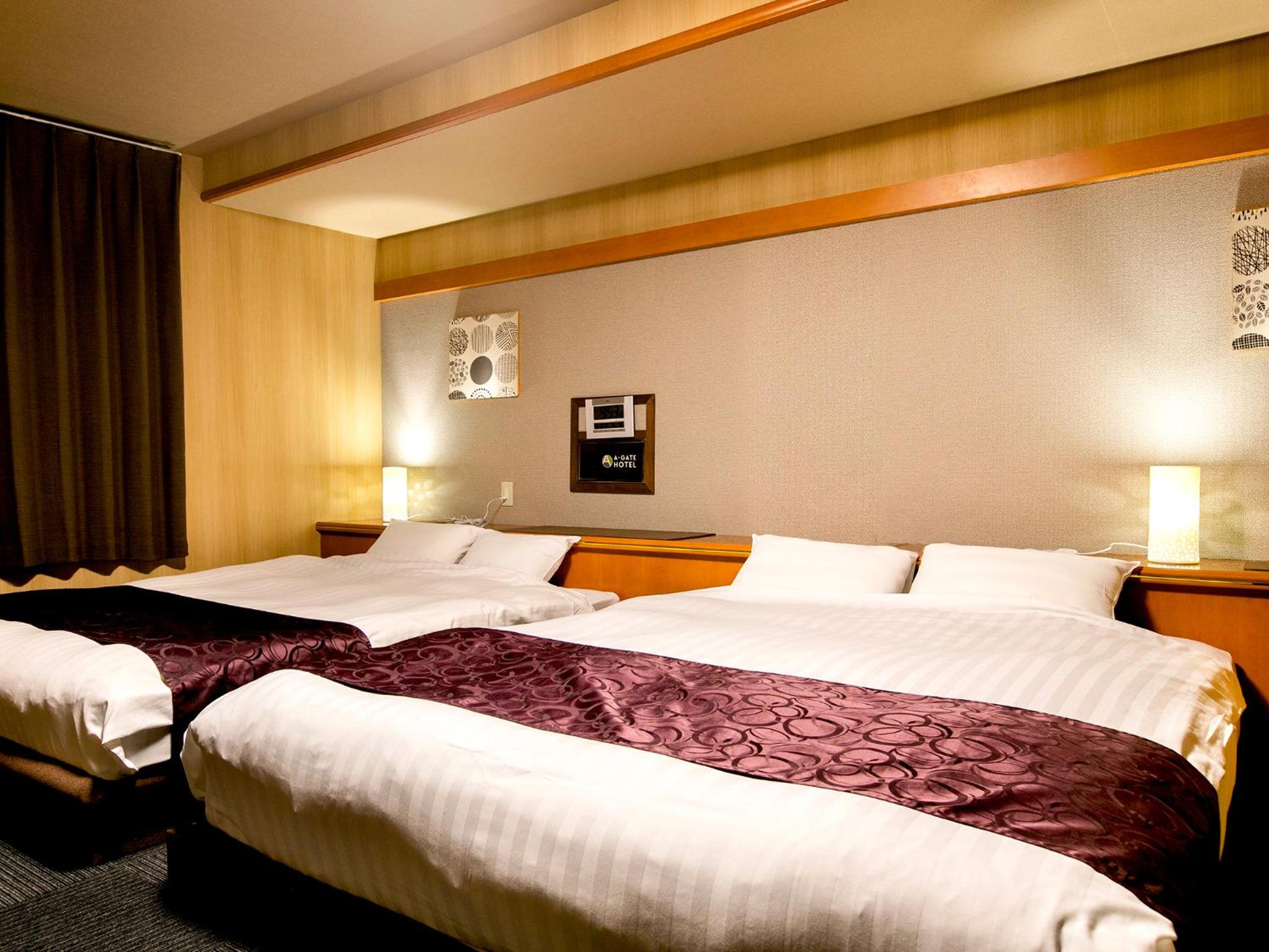 Twin Room with Private Bathroom - Photo 10