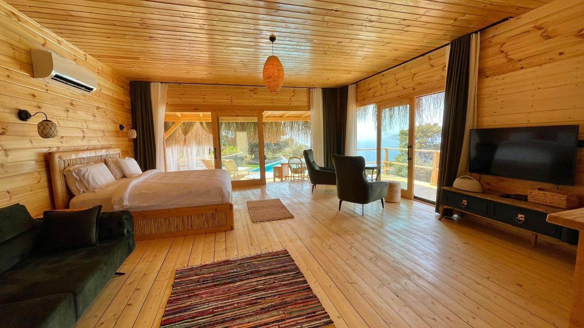 Suite with Hot Tub - Photo 1