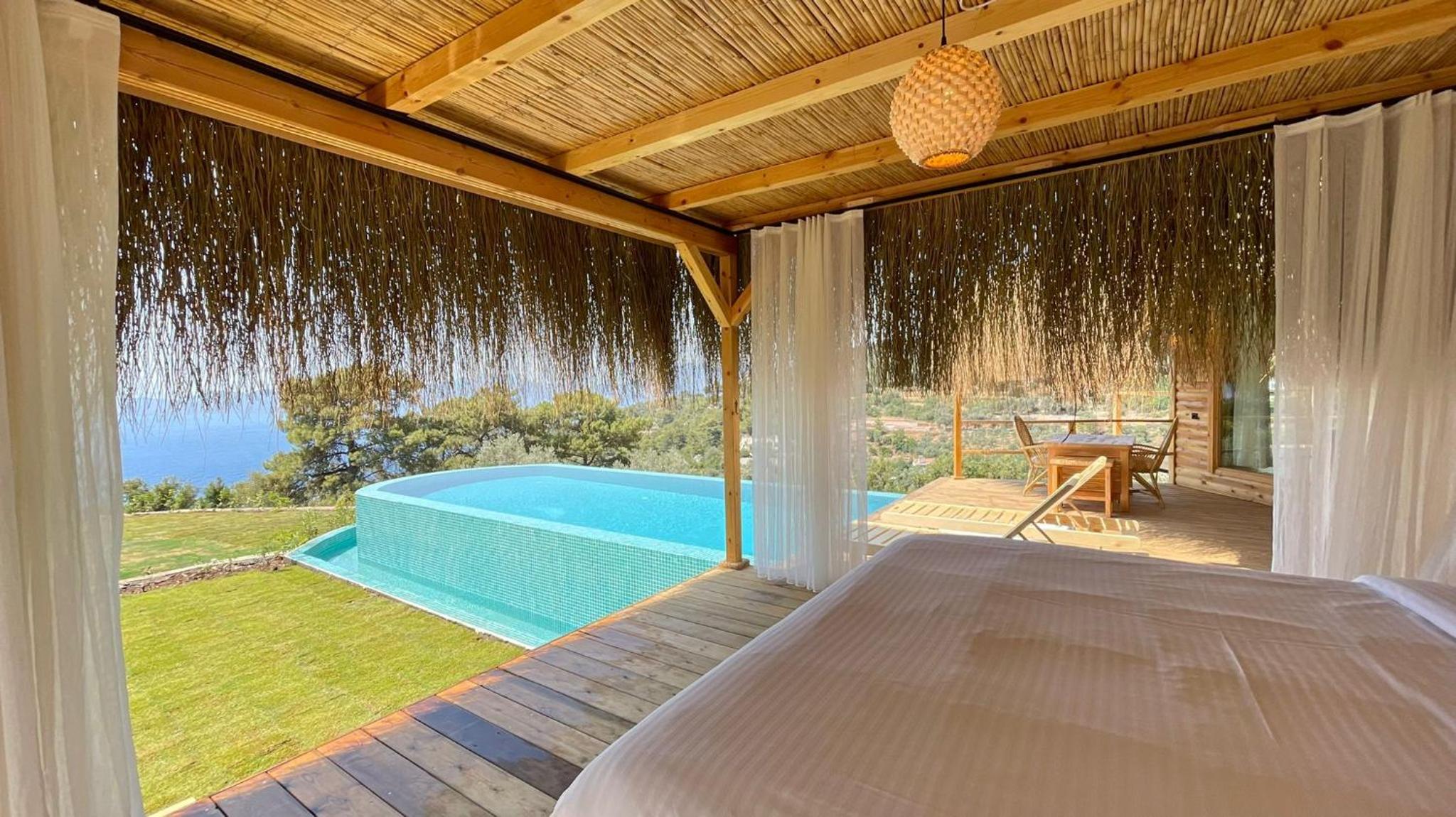 Suite with Hot Tub - Photo 8