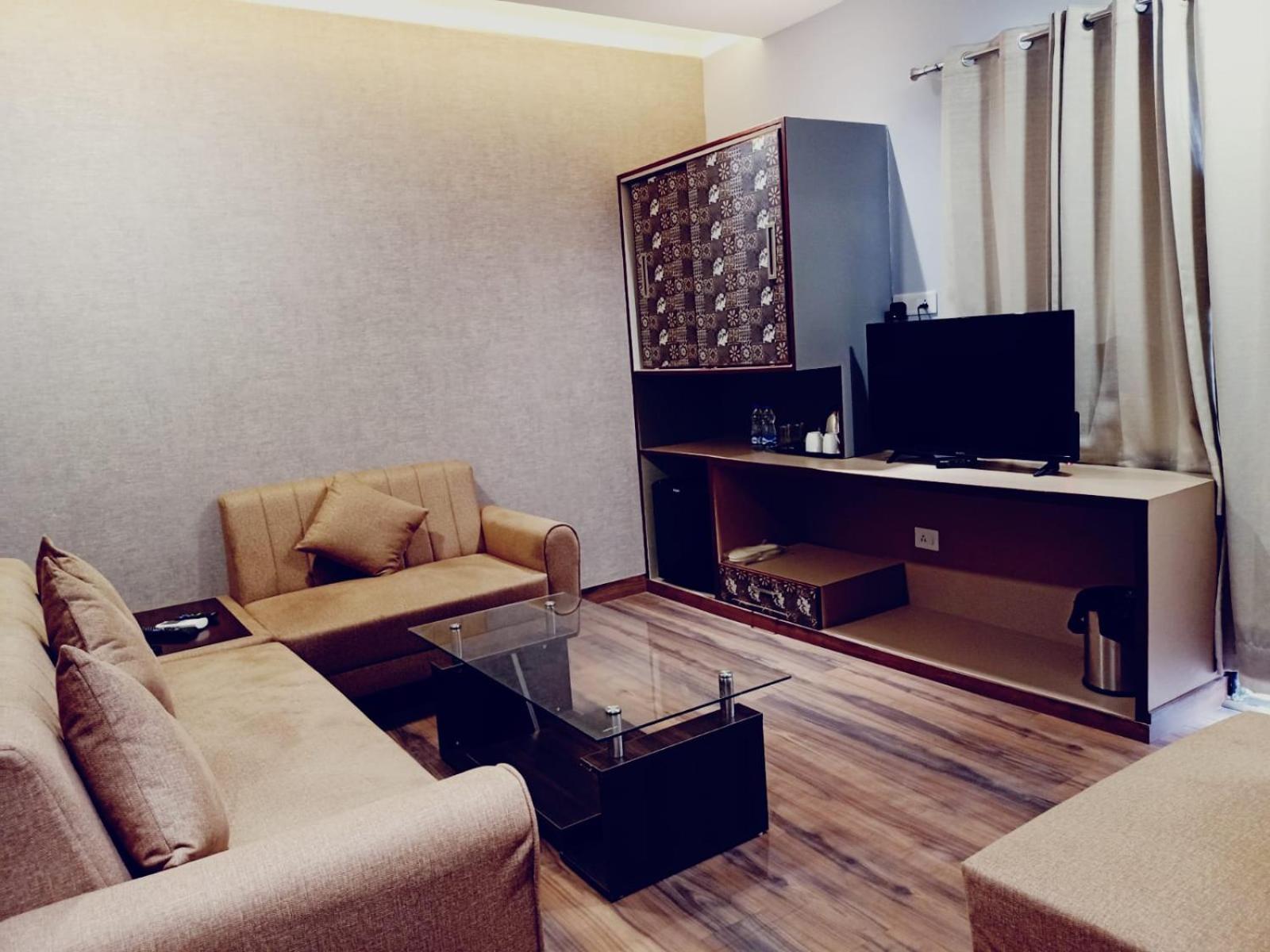 King Suite with Balcony - Photo 6
