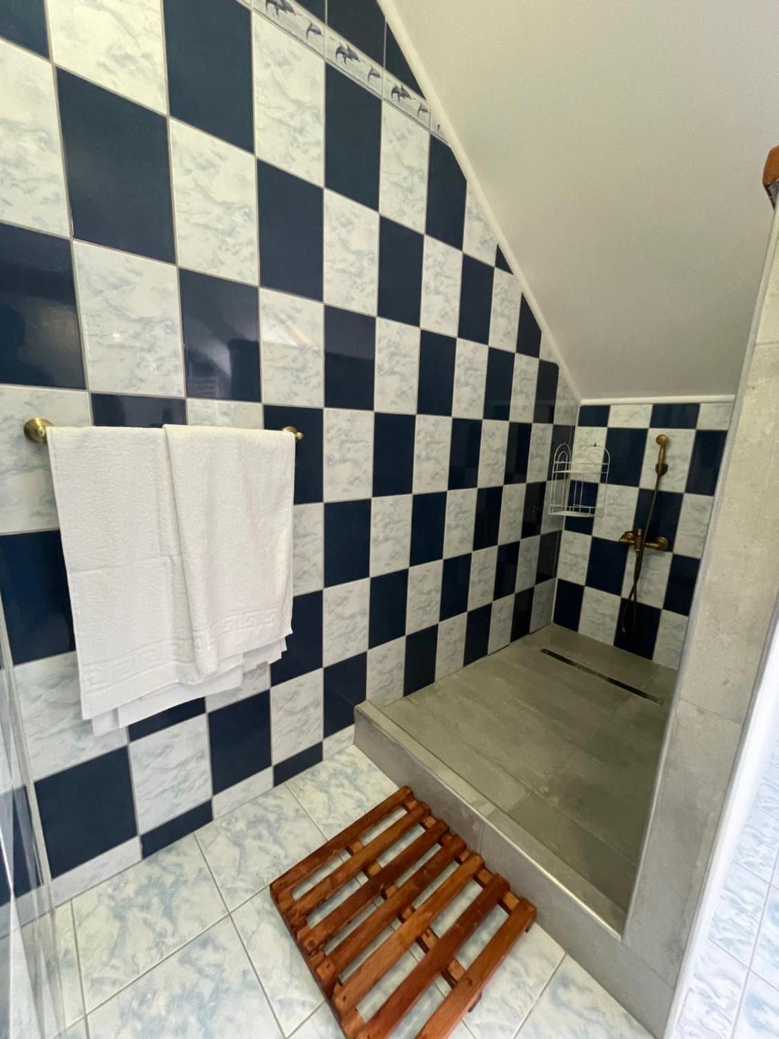 Double Room - Photo 6