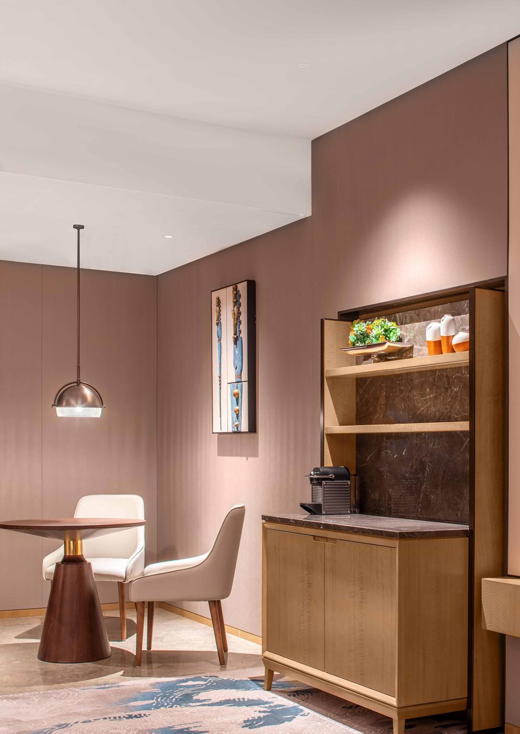 Executive Suite - Photo 3