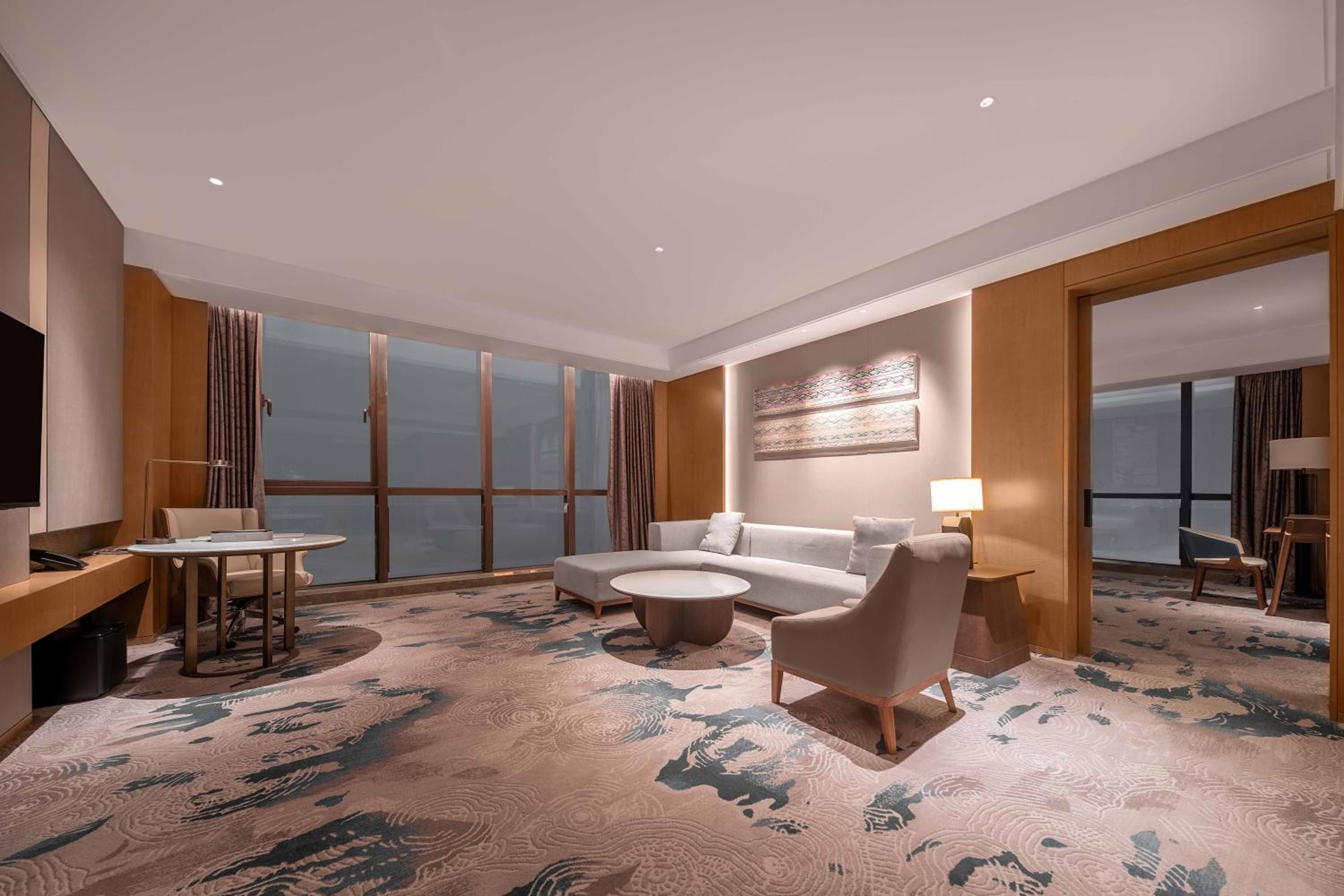 Executive Suite - Photo 1