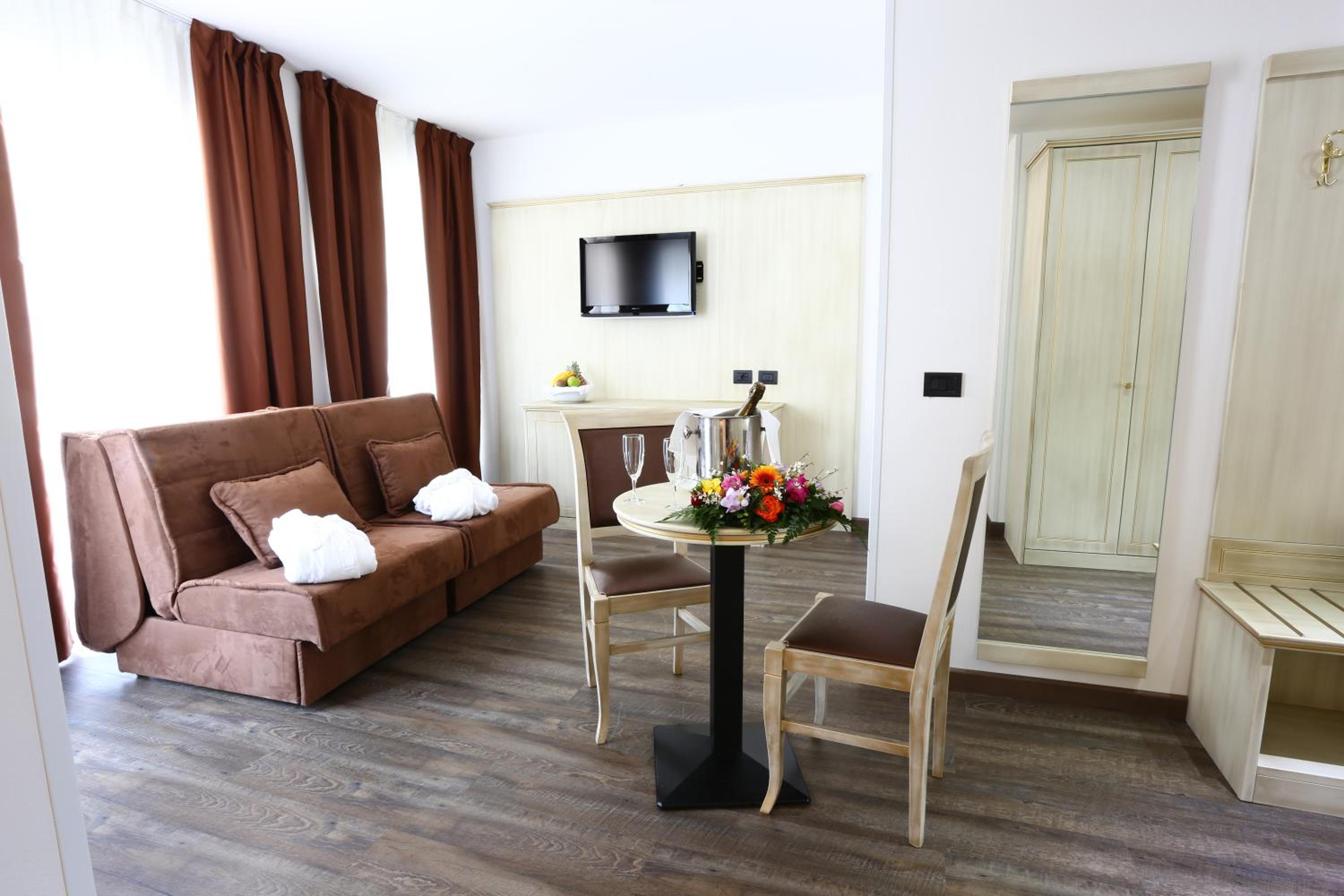 Suite with Lake View photo 3