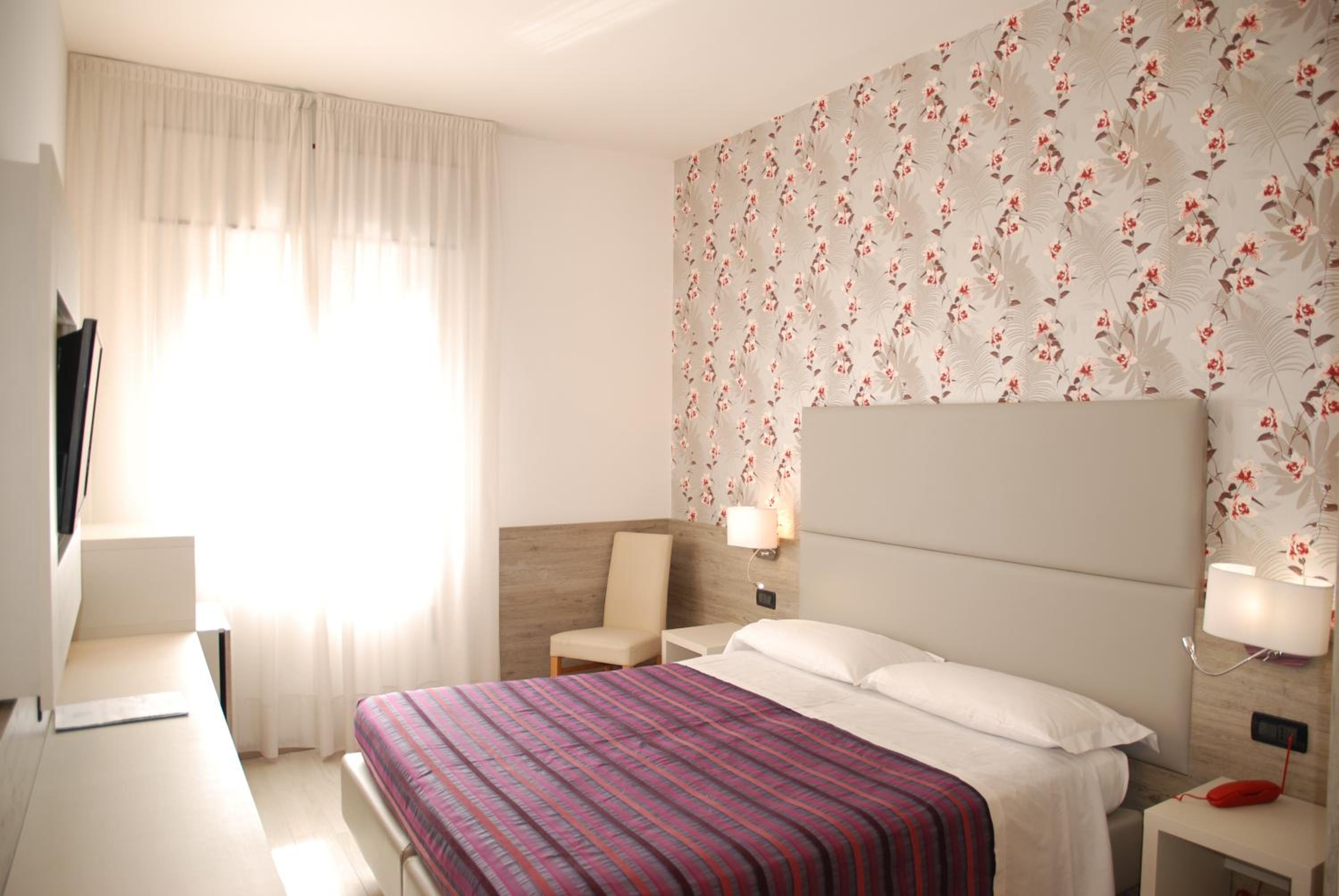 Classic Double or Twin Room - Photo 11
