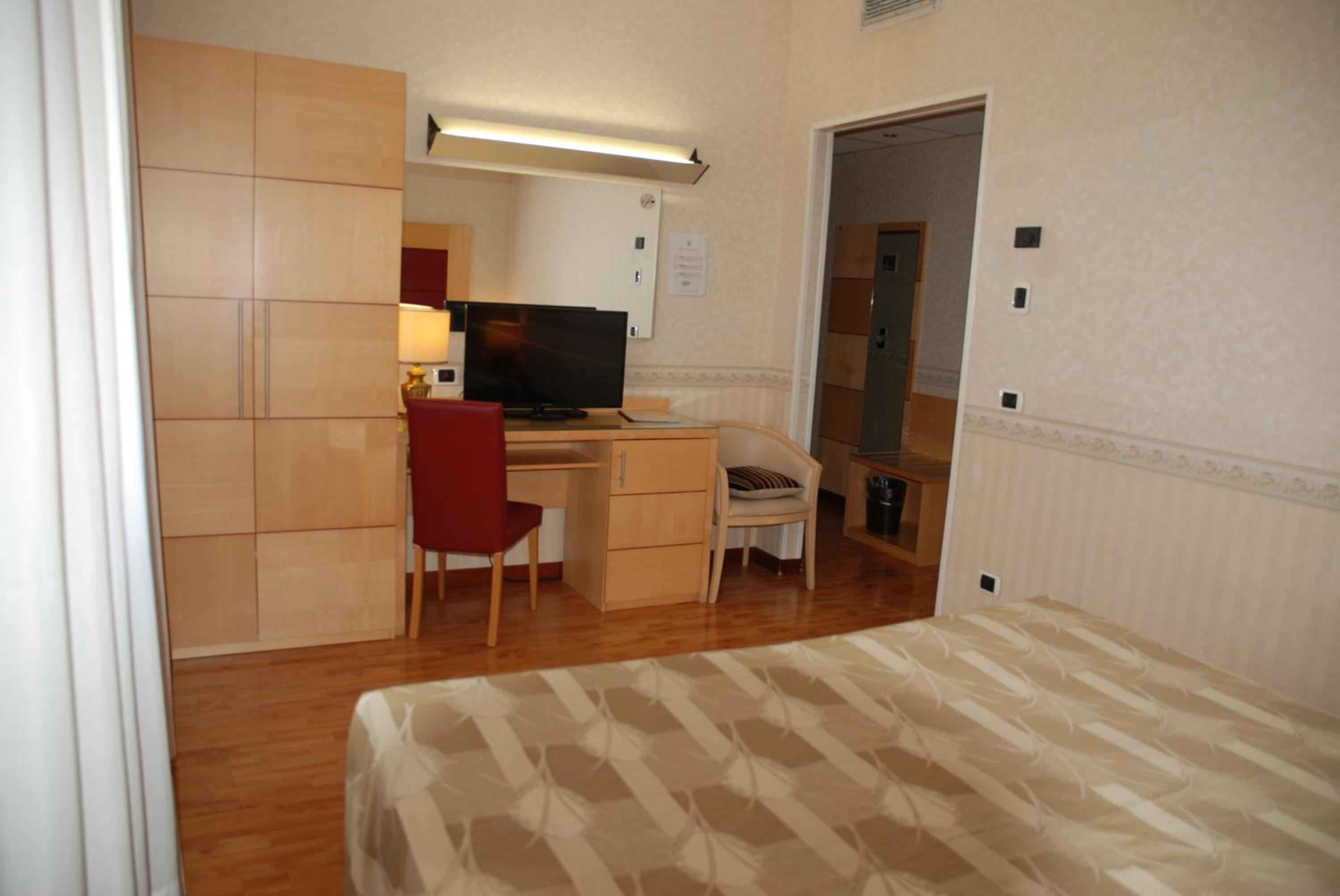 Classic Double or Twin Room - Photo 6